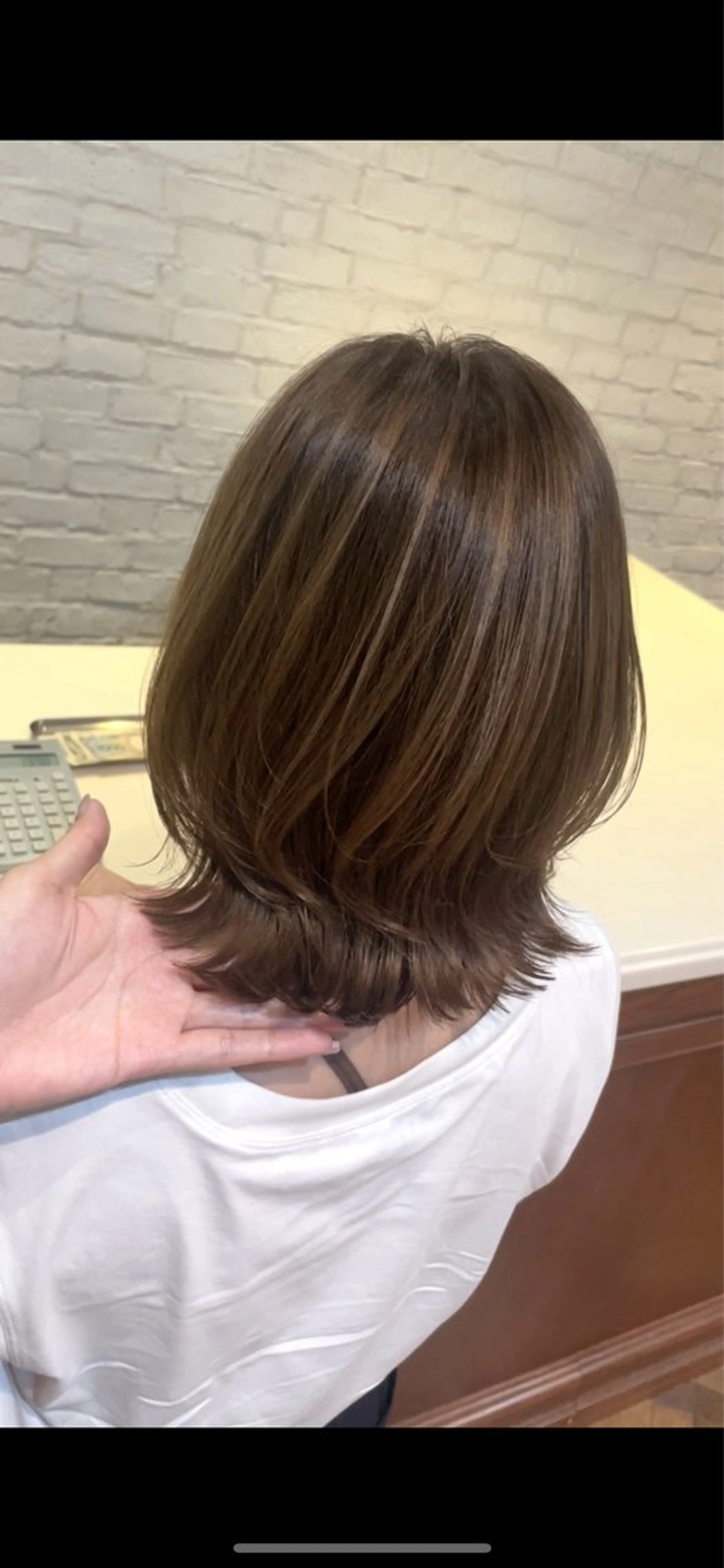 ミディアム カラー ボブレイヤー ベージュカラー ブリーチ 透明感カラー ハイライトカラー カット ヘアカラー トリートメント BEBE所属・ブリーチなし 透明感カラーKANAのヘアスタイル