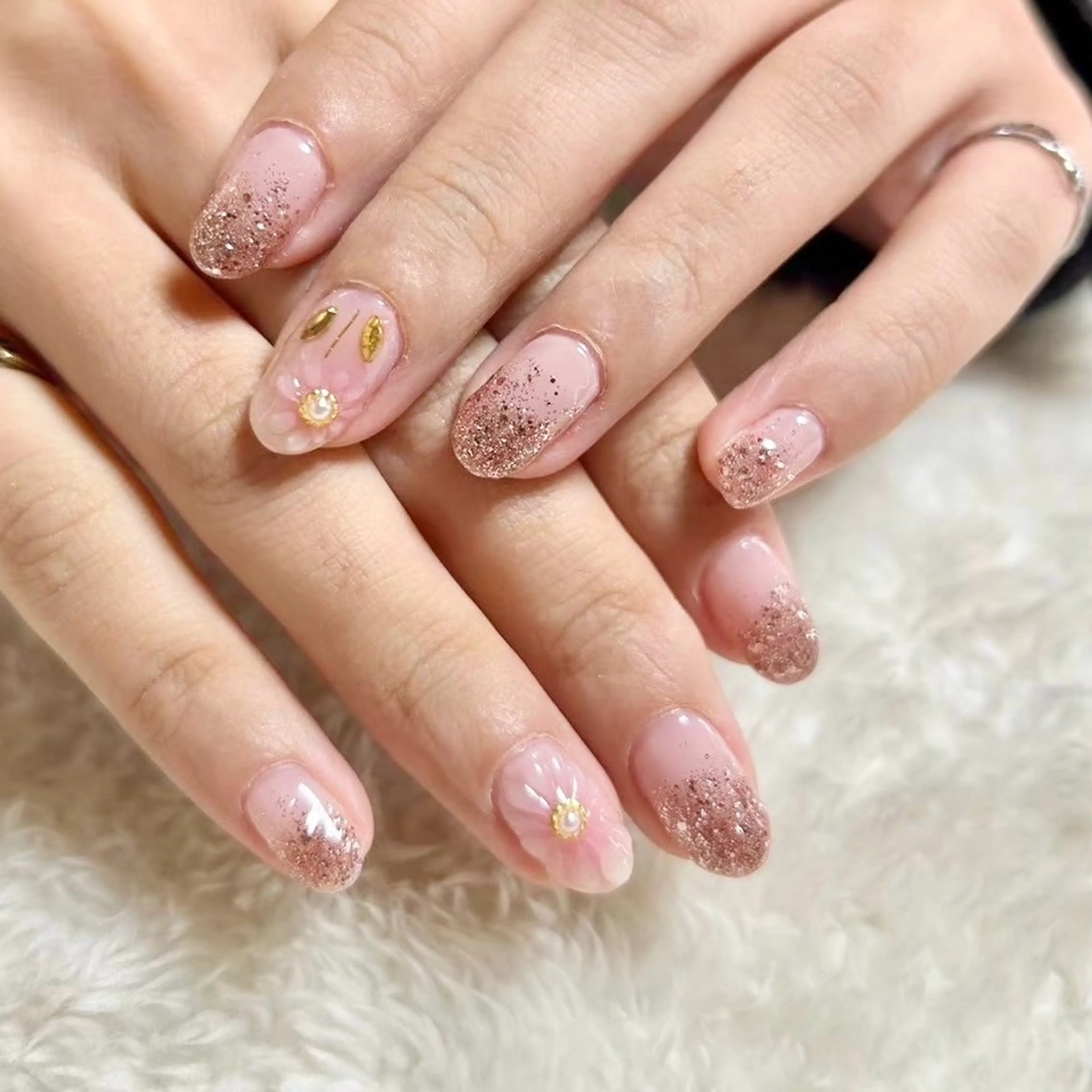 ネイル フラワーネイル グラデーション ラメ(グリッター) ラメグラデーション ぷっくりネイル ハンドネイル Forca total studio所属・Forca Airaのネイルデザイン