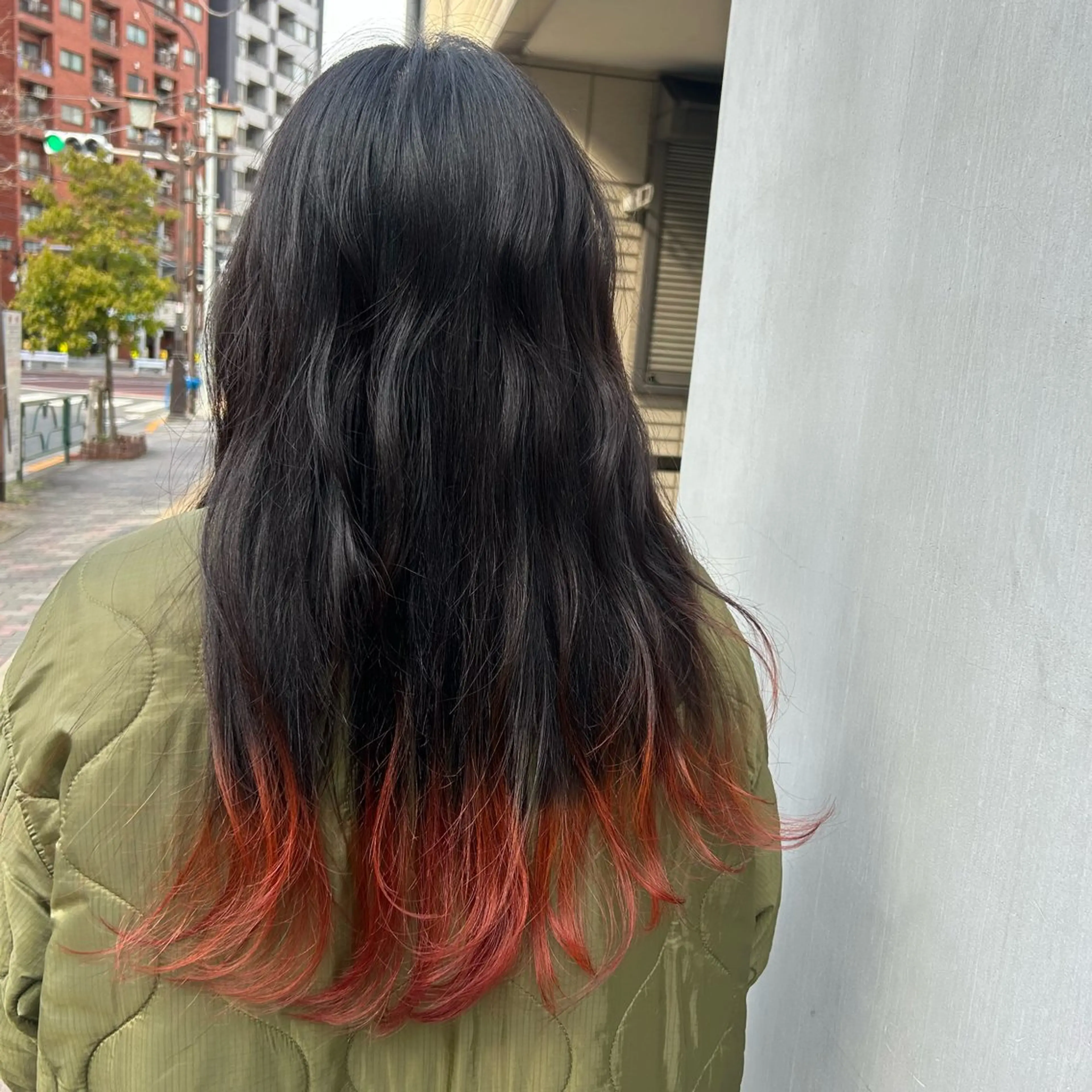 ミディアム カラー ブリーチ カシス オレンジ ウルフカット カット ヘアカラー トリートメント 若狭 彩花のヘアスタイル