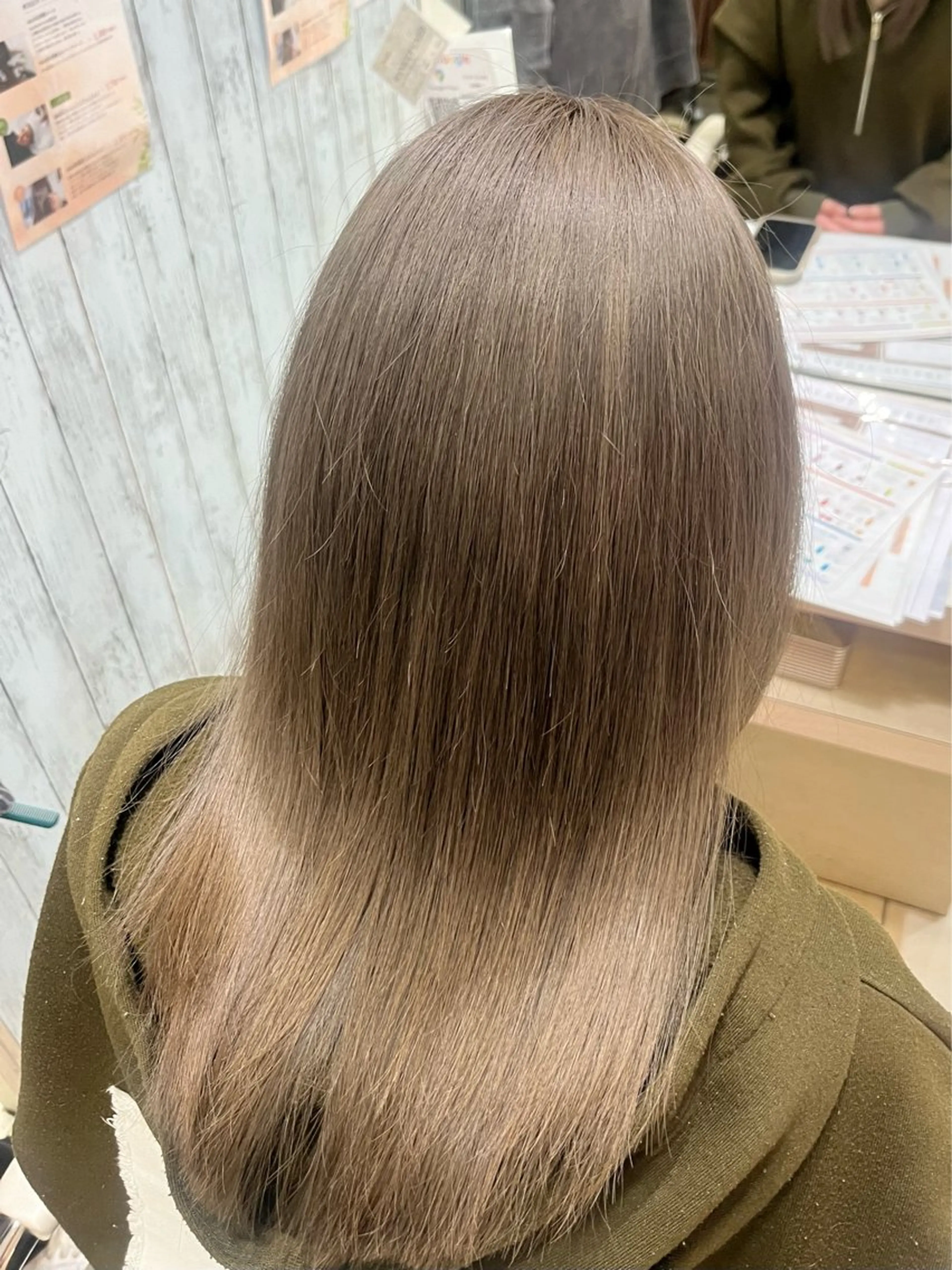 ロング カラー グレージュ ミルクティーグレージュ まとまらない髪に🌼 髪質改善｜長島 彩瑛のヘアスタイル