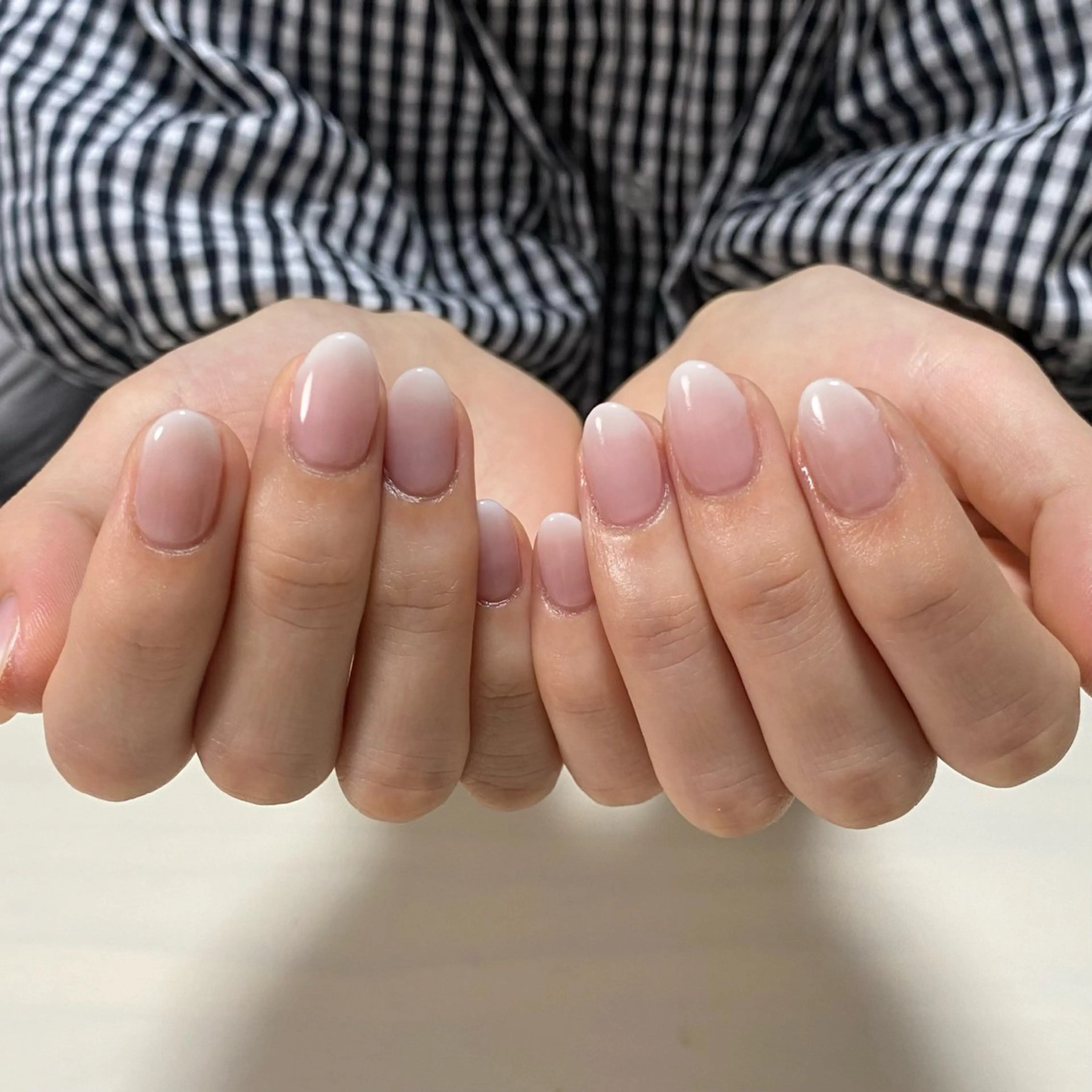 ネイル グラデーション ホワイト ハンドネイル soleil所属・舞鶴 奈々美のネイルデザイン