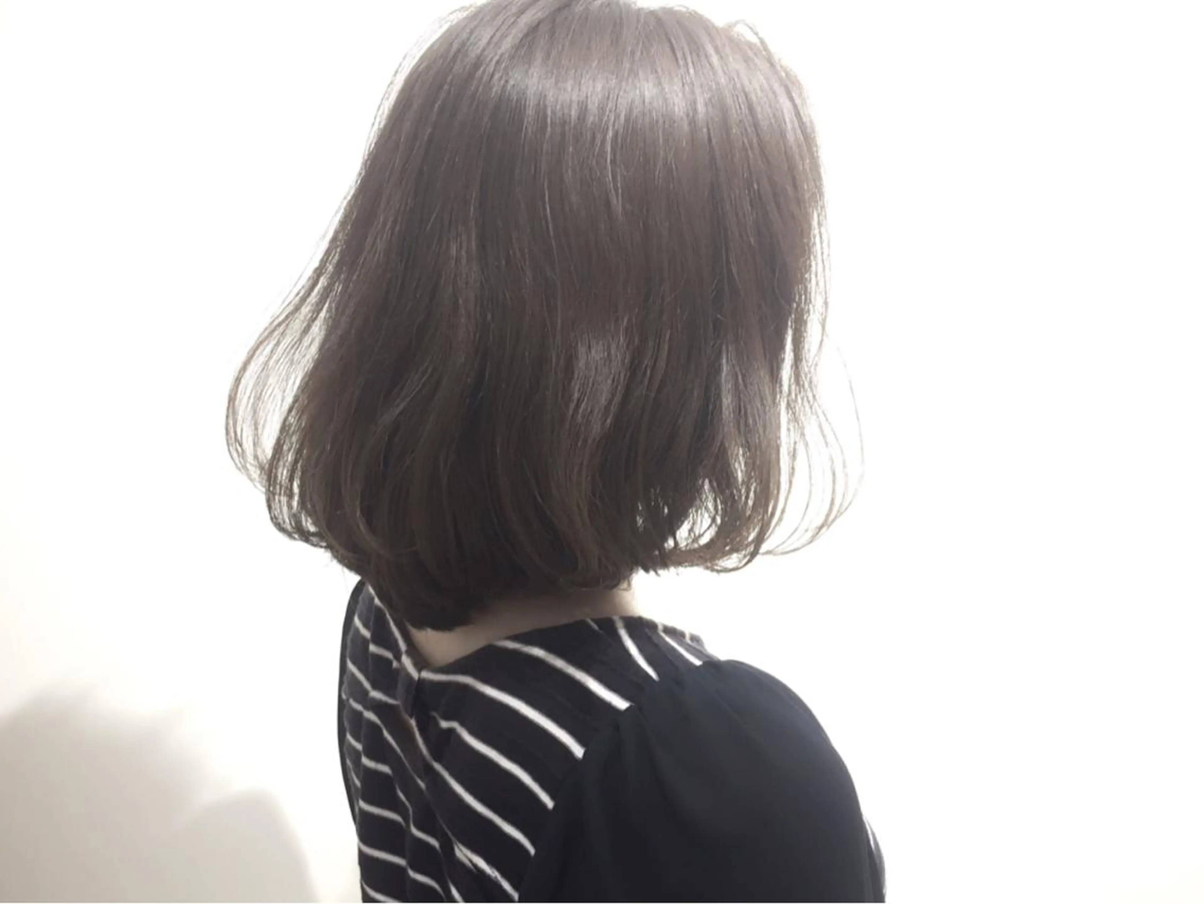 ミディアム カラー パーマ アッシュ アッシュグレー アッシュグレージュ グレージュ 小幡永吉 ✨ショート✨韓国✨のヘアスタイル