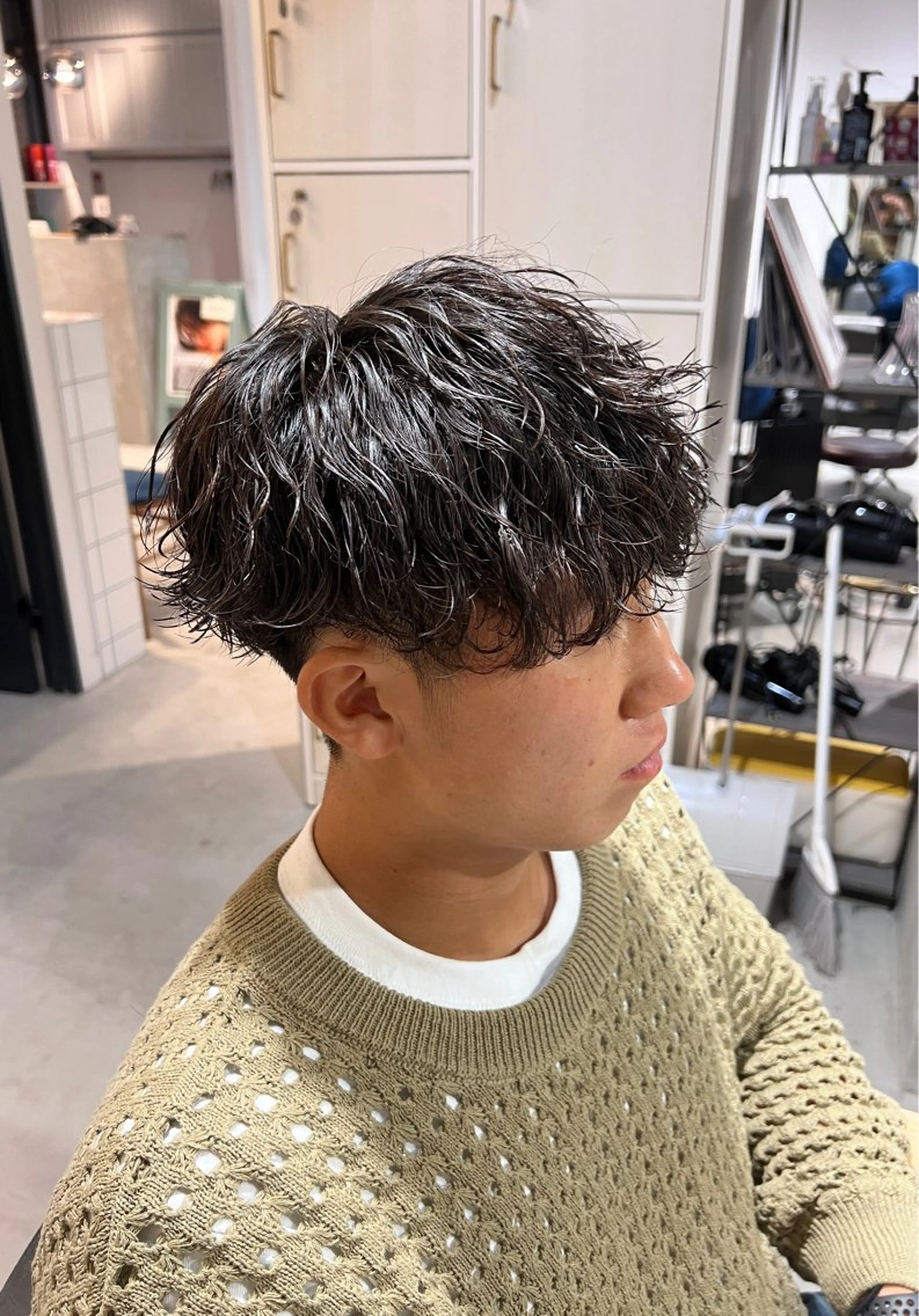 ミディアム パーマ メンズ ミディアムパーマ メンズパーマ 波巻きパーマ カット パーマ メンズカットパーマ ✂️ JOYAのヘアスタイル