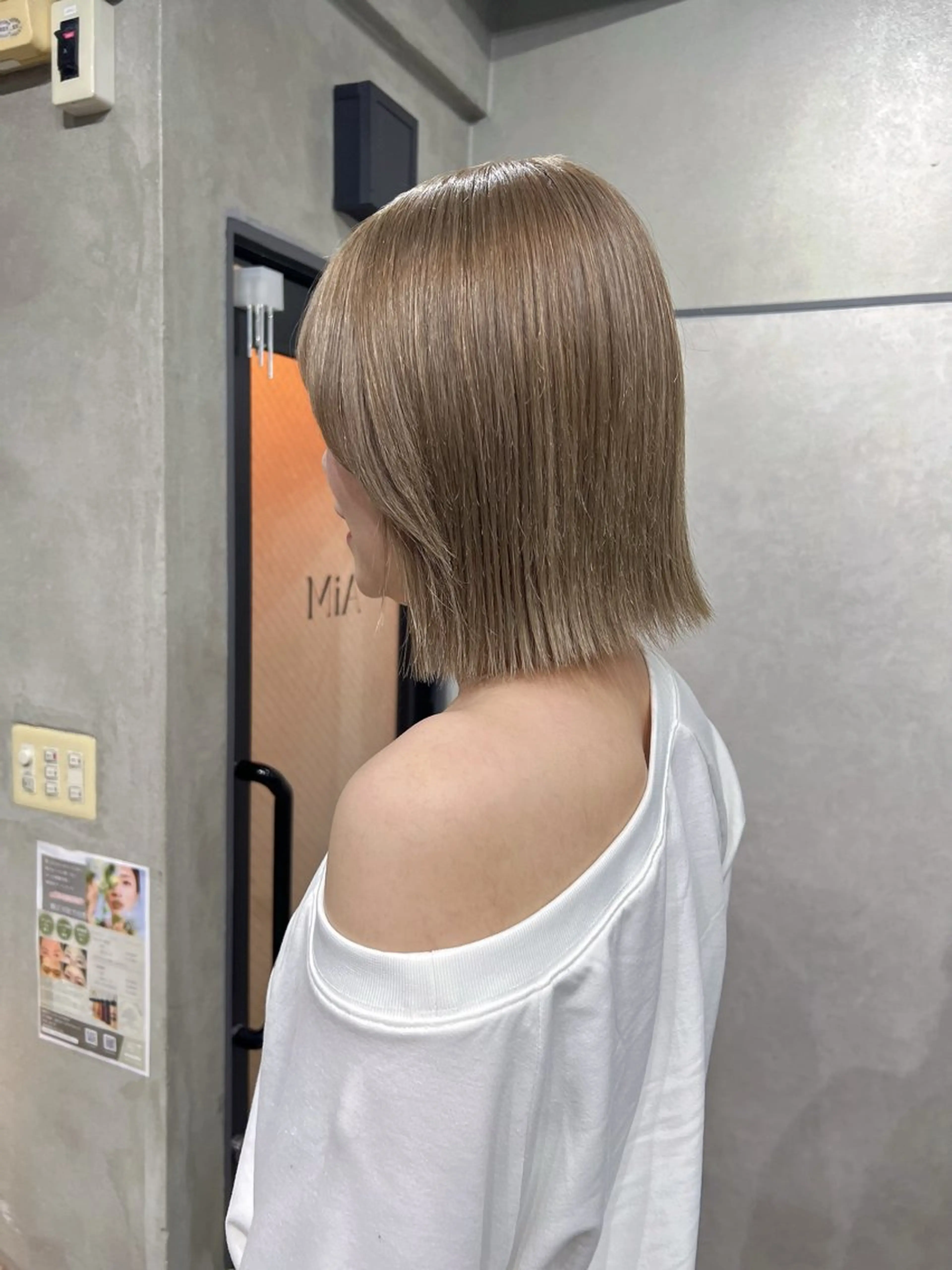 ショート カラー ベージュカラー ブリーチ ケアブリーチ ハイトーンカラー ミルクティーベージュ カット ヘアカラー ユ イのヘアスタイル