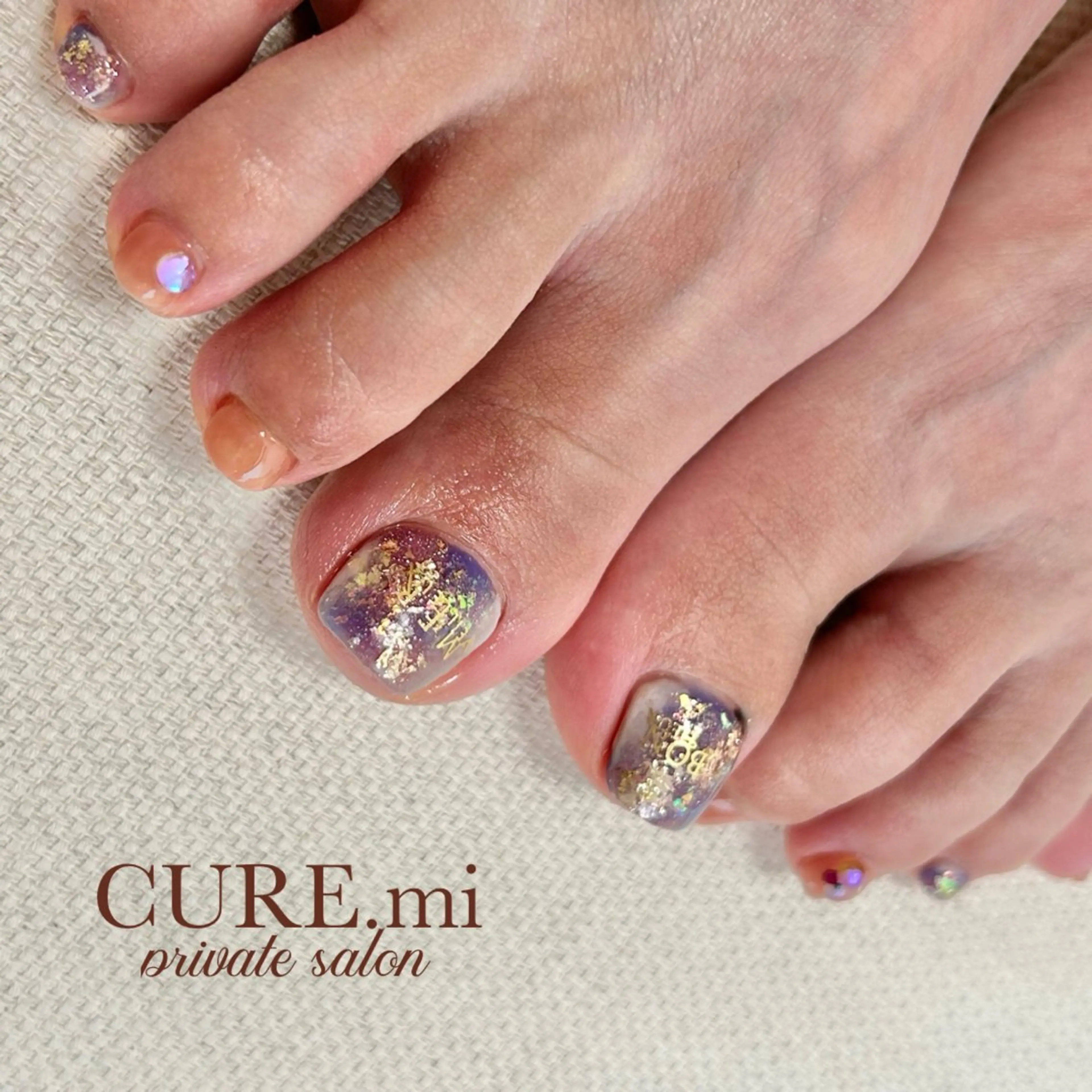 ネイル オーロラネイル フットネイル キラキラネイル ニュアンスネイル ハンドネイル ハンドケア CURE.mi所属・伊藤 美香のネイルデザイン