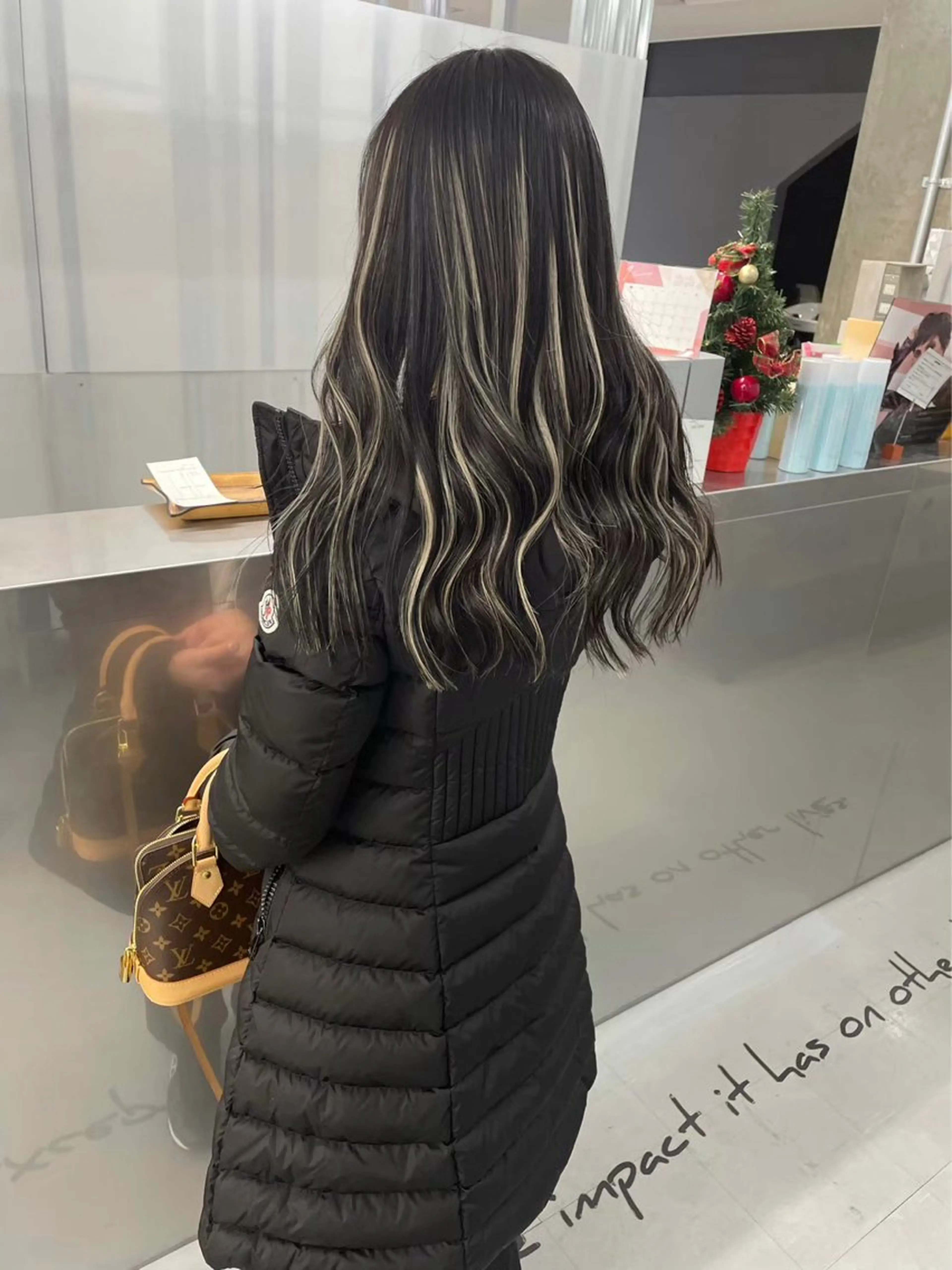 セミロング カラー ブリーチ ハイライトカラー ハイライト 髪質改善SALON MIST+所属・荒金 大翔のヘアスタイル