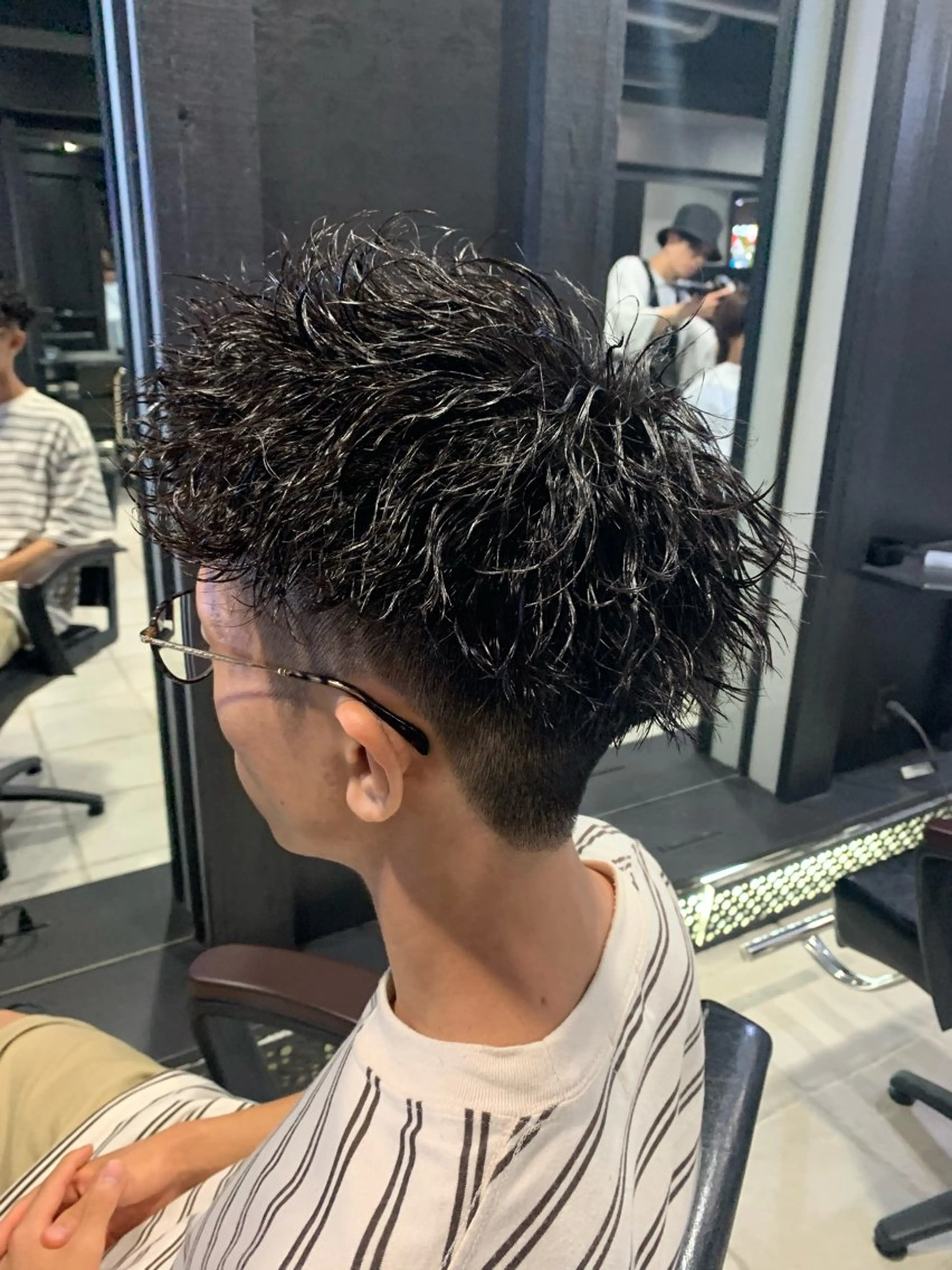 ショート メンズ アップバング 波巻きパーマ ショートヘア メンズパーマ/難波/ 心斎橋　室園亮佑のヘアスタイル