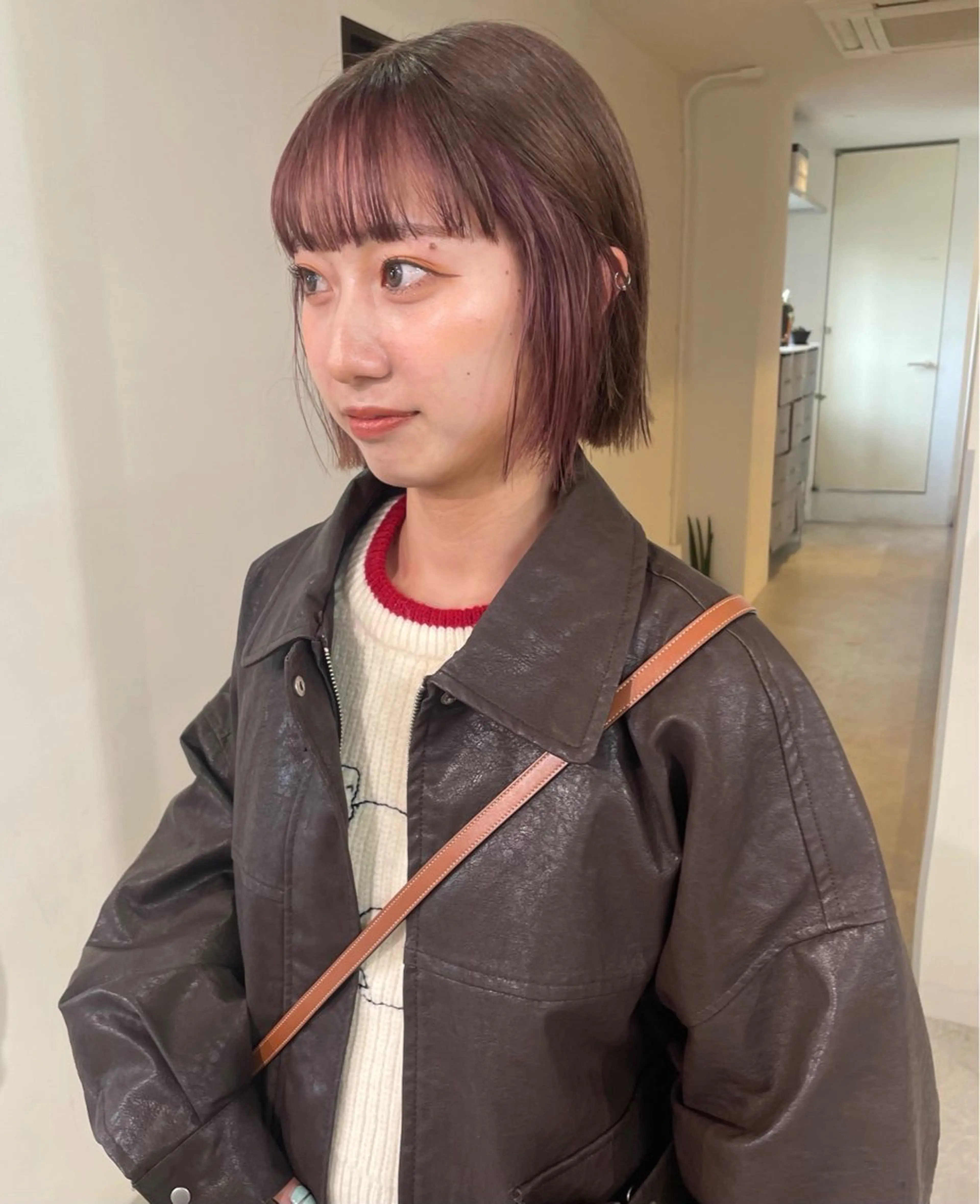 ショート カラー ミストバング ベージュカラー ブラウンカラー デザインカラー イヤリングカラー ヘアカラー トリートメント MIU/ルーツカラー ボブ/顔周りレイヤーのヘアスタイル