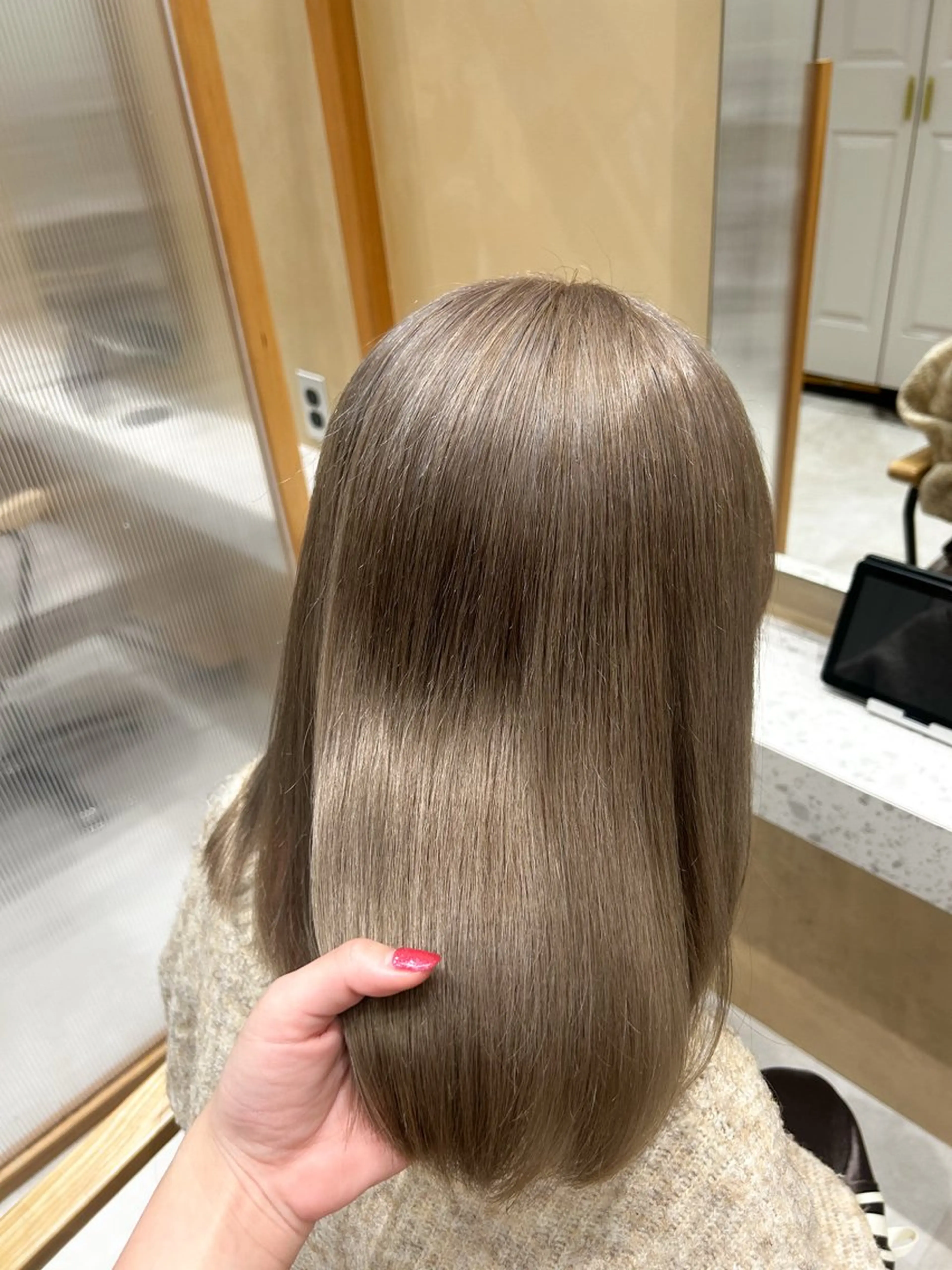 セミロング カラー ベージュカラー ブリーチ ミルクティーベージュ ヘアカラー トリートメント メンズ特化美容師👾 チカのヘアスタイル