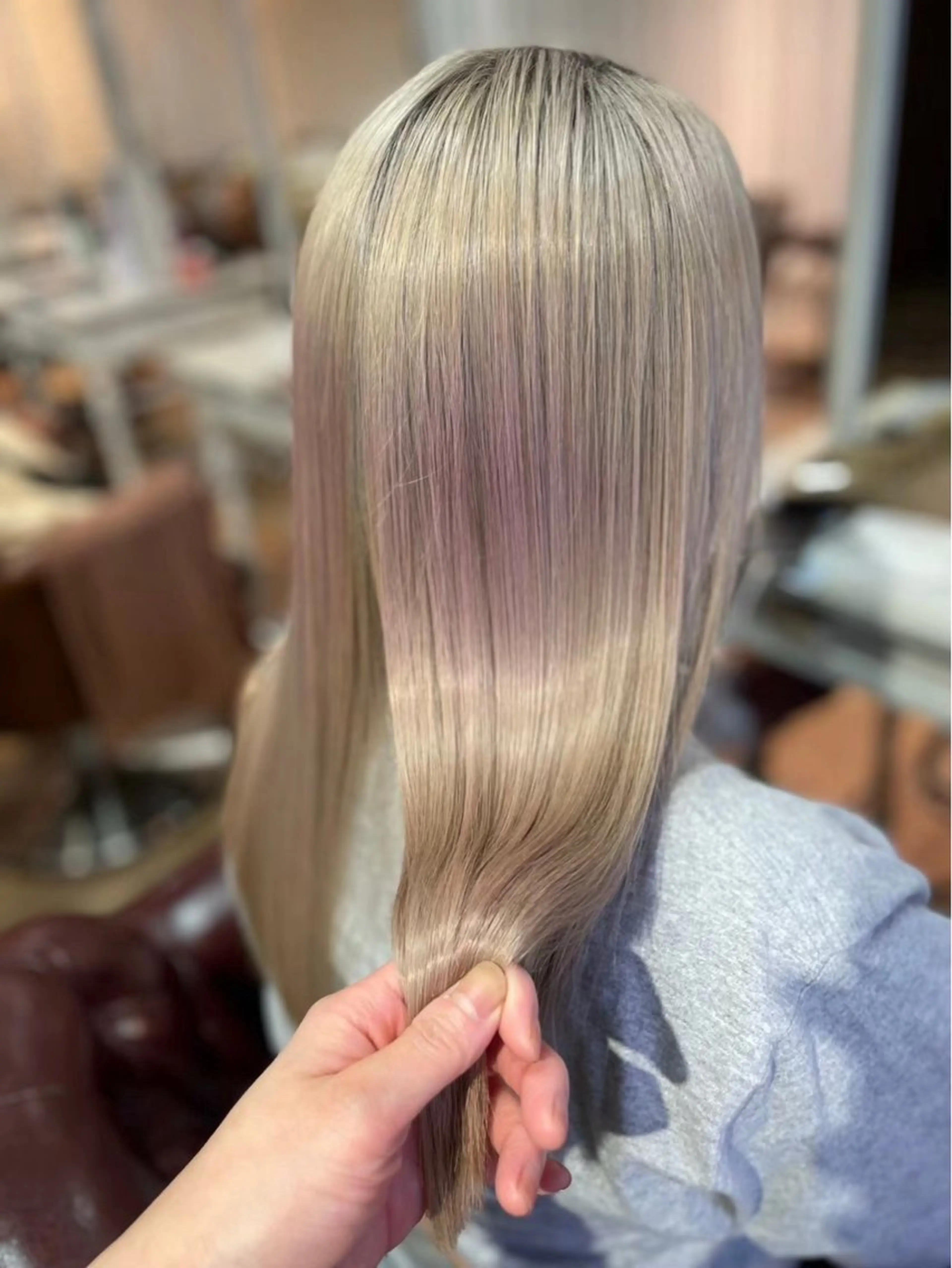 ロング カラー ベージュカラー ブリーチ ケアブリーチ 透明感カラー ミルクティーベージュ ハイトーン/デザイン 新宿👩‍🦳戸羽のヘアスタイル