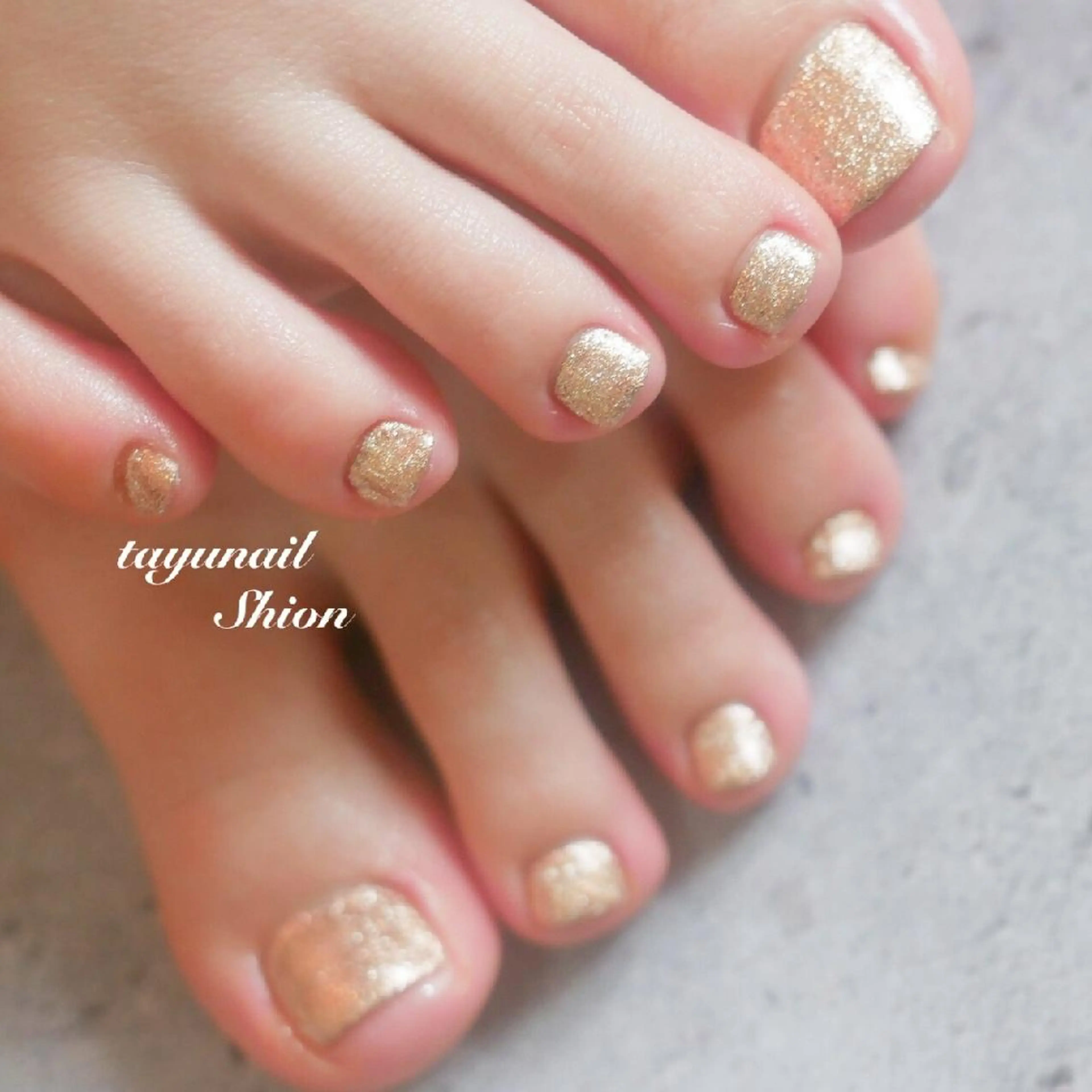 ネイル ブルー フットネイル ジェルネイル キラキラネイル ラメ(グリッター) ネイルサロン・ネイルスクール たゆnail所属・ネイルサロン 【たゆnail】のネイルデザイン