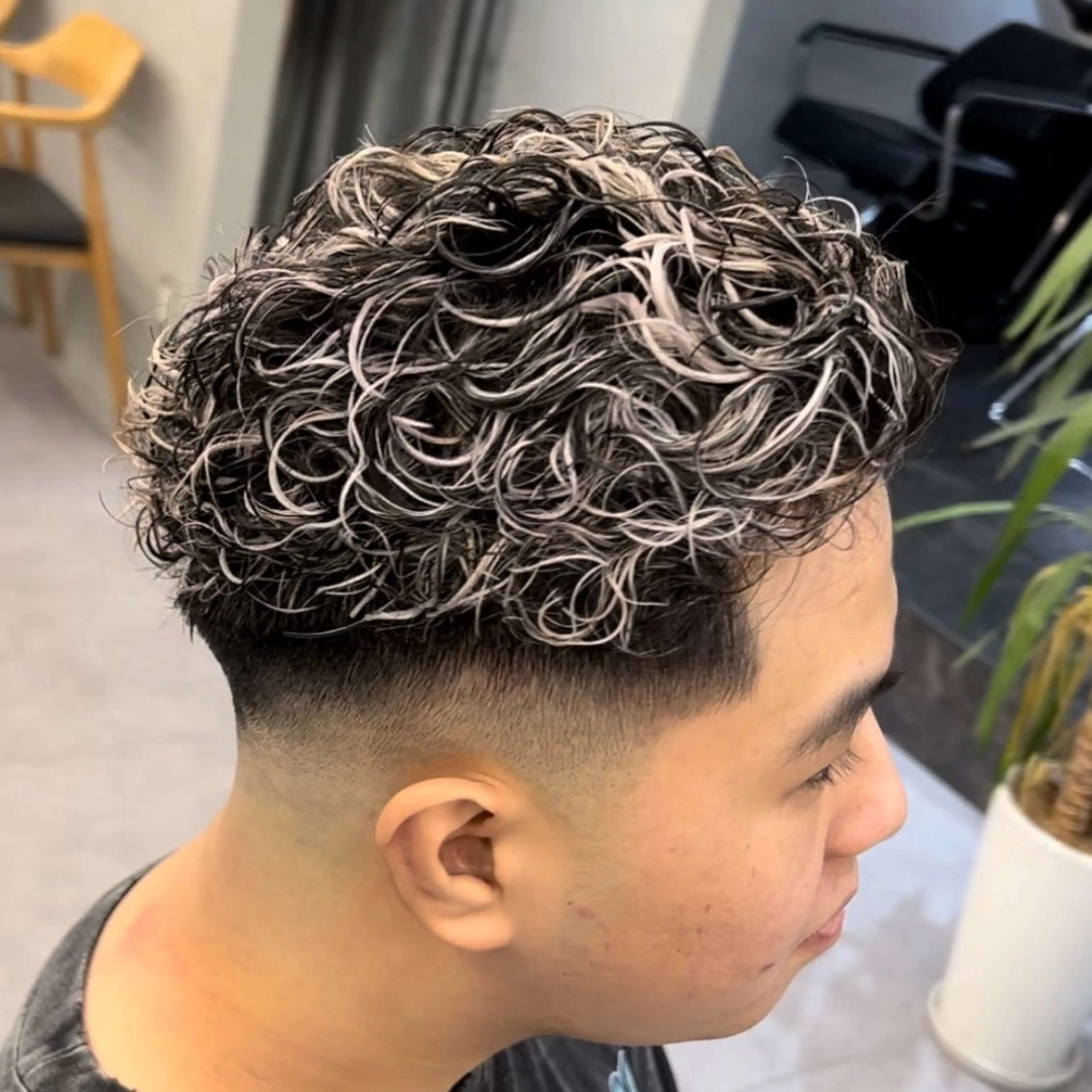 カラー パーマ メンズ オールバック ビジネス メンズパーマ カット ヘアカラー パーマ メンズパーマ特化 美容師/ハルキのヘアスタイル