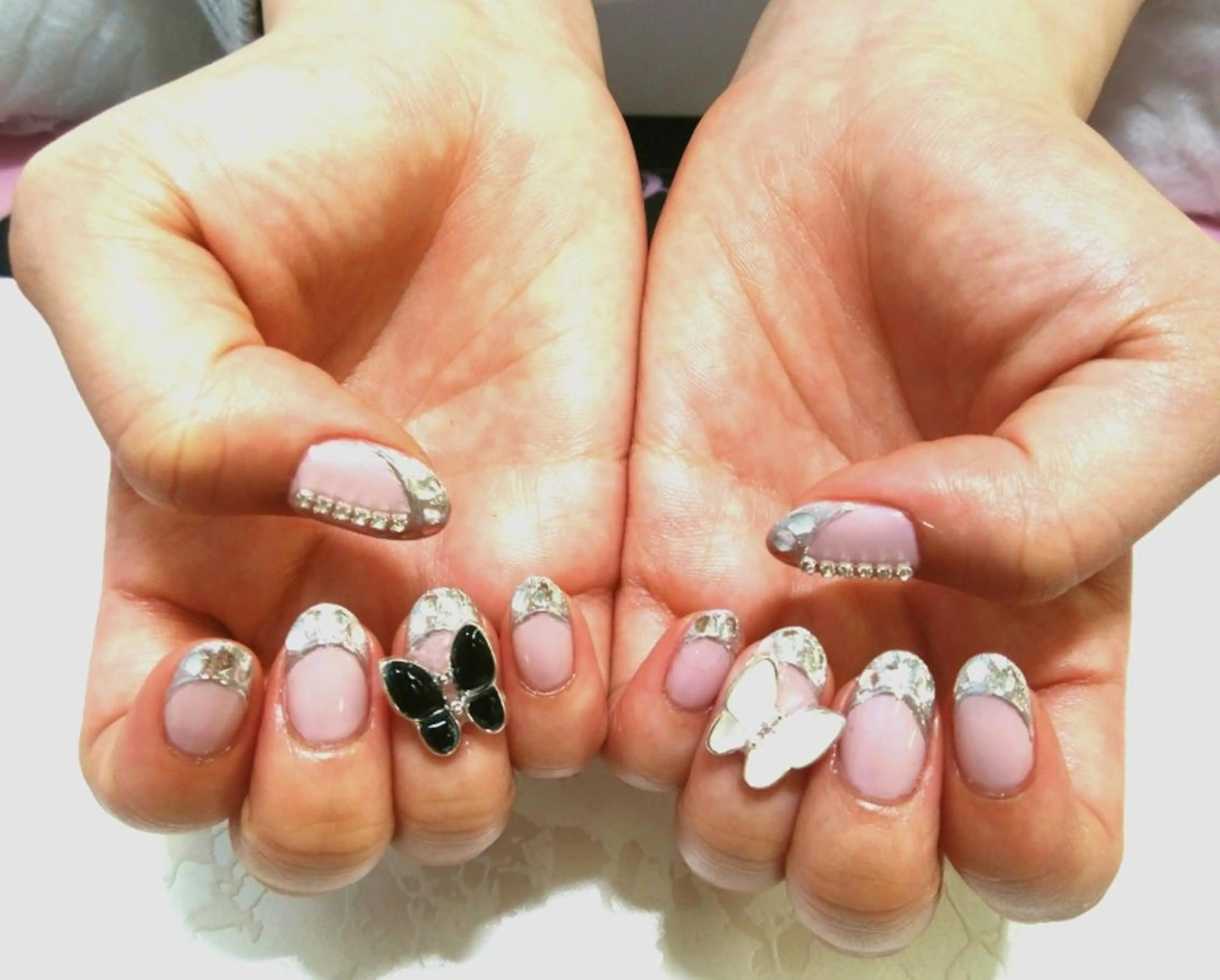 ネイル フレンチネイル キラキラネイル ストーンネイル リラクゼーション＆ネイル仙殊~センジュ~所属・senju 　のネイルデザイン
