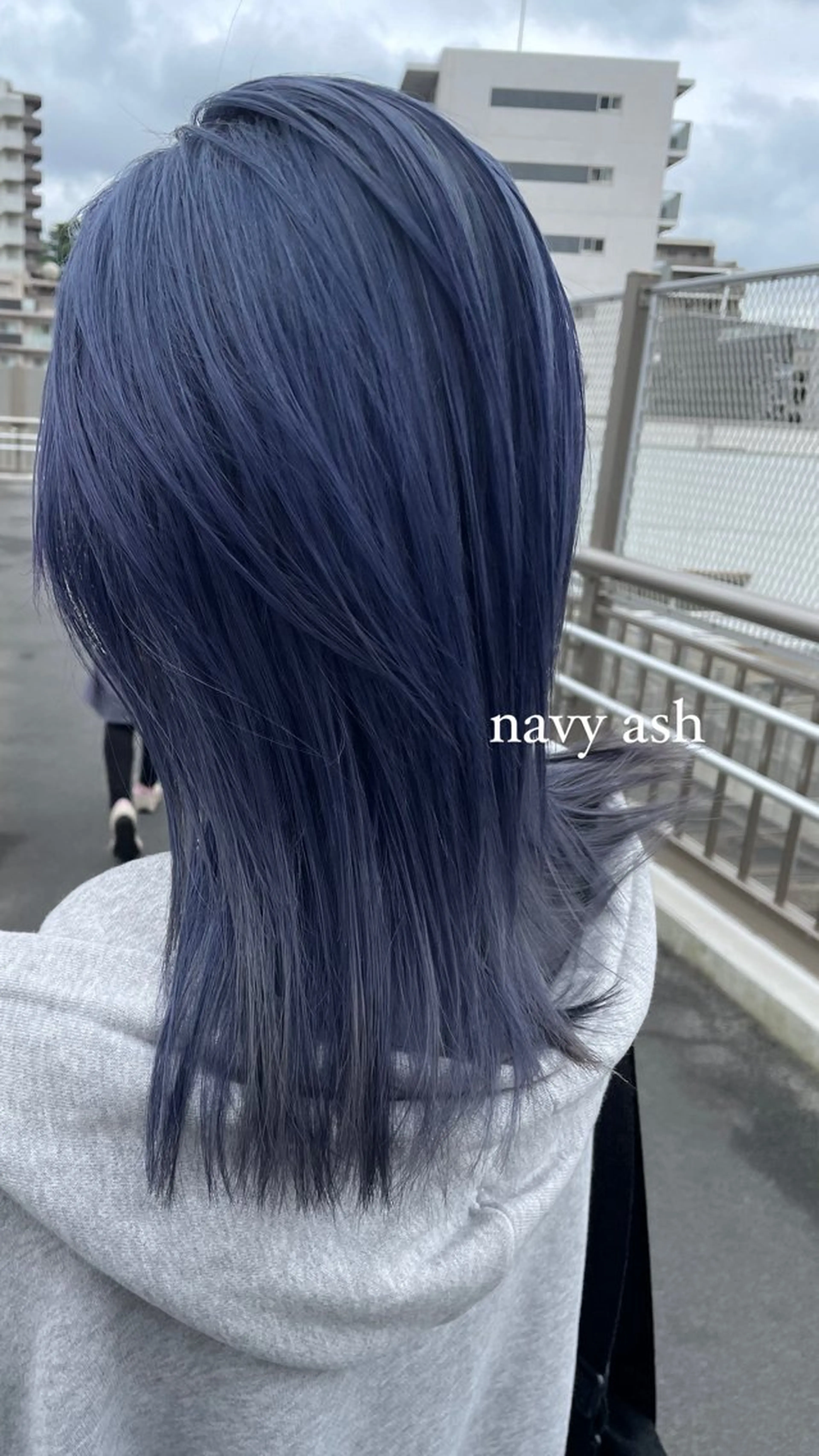 セミロング カラー ブリーチ ネイビーカラー ミウラナツサ 🖤レイヤーカットのヘアスタイル