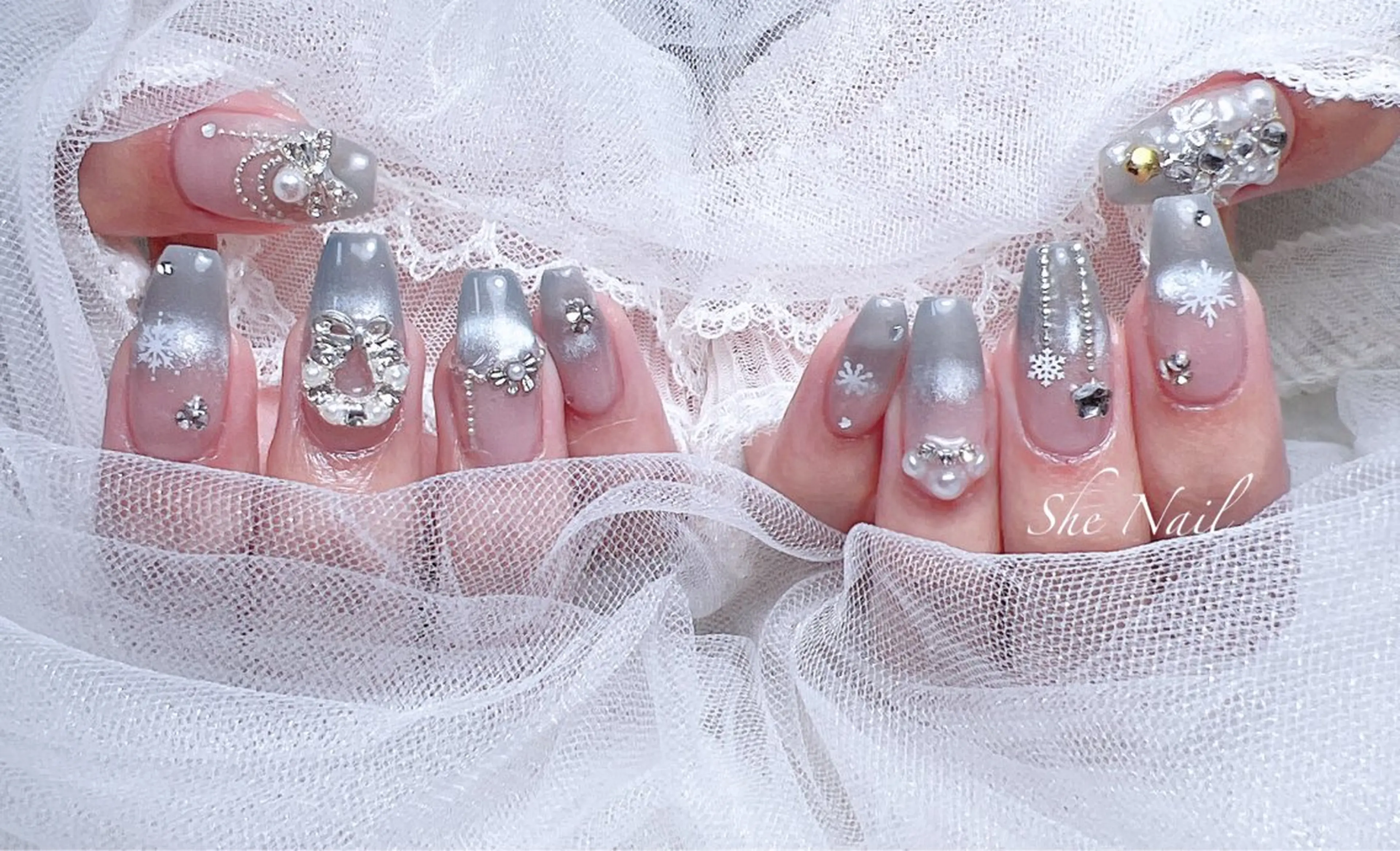 ネイル チークネイル 長さ出し グラデーション ラメ(グリッター) ラメグラデーション ハンドネイル She   Nail所属・ISA_ BELLAのネイルデザイン