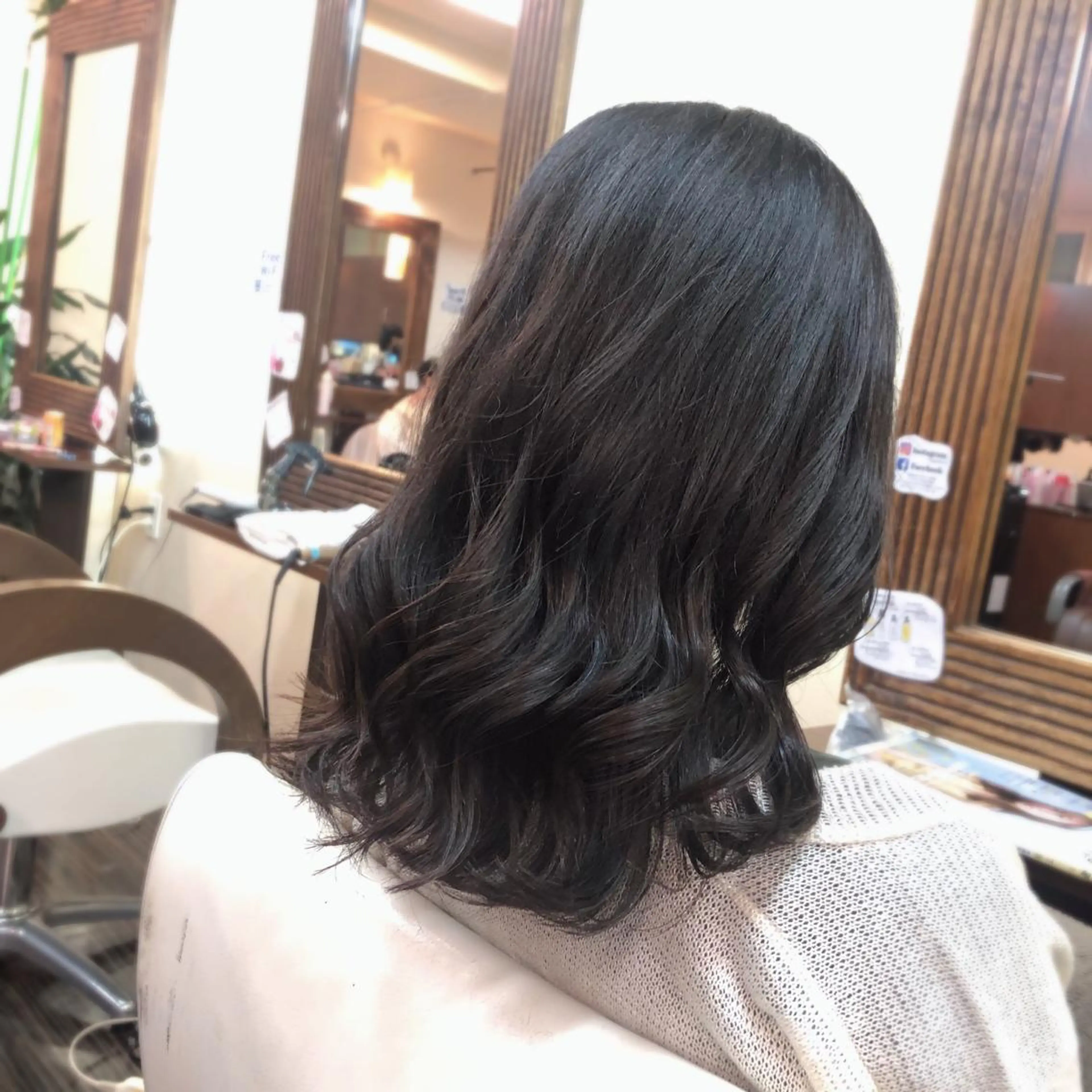 ミディアム カラー ヘアカラー トリートメント 山崎 絵莉香のヘアスタイル