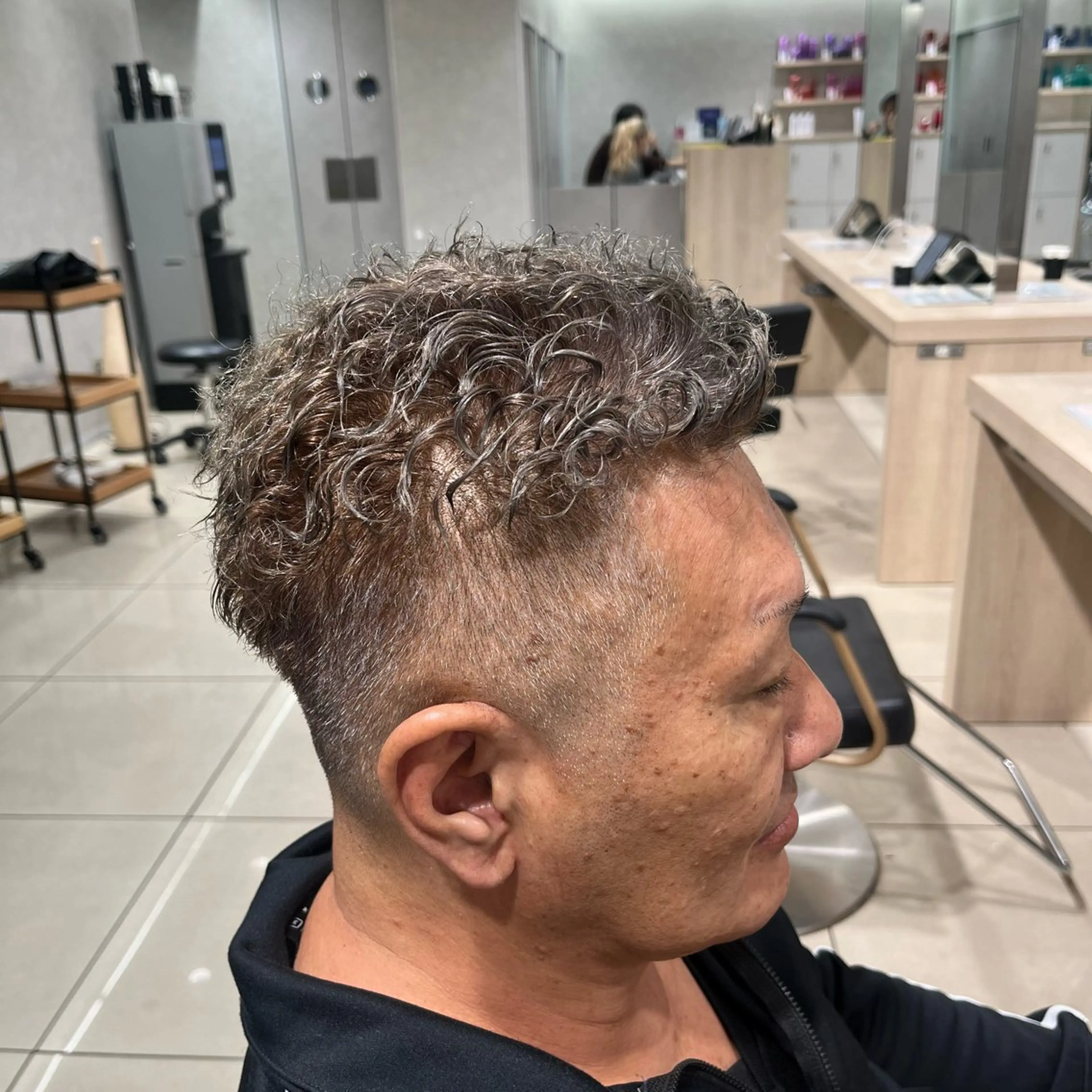 パーマ メンズ メンズブリーチ カット パーマ 巖本 真希のヘアスタイル