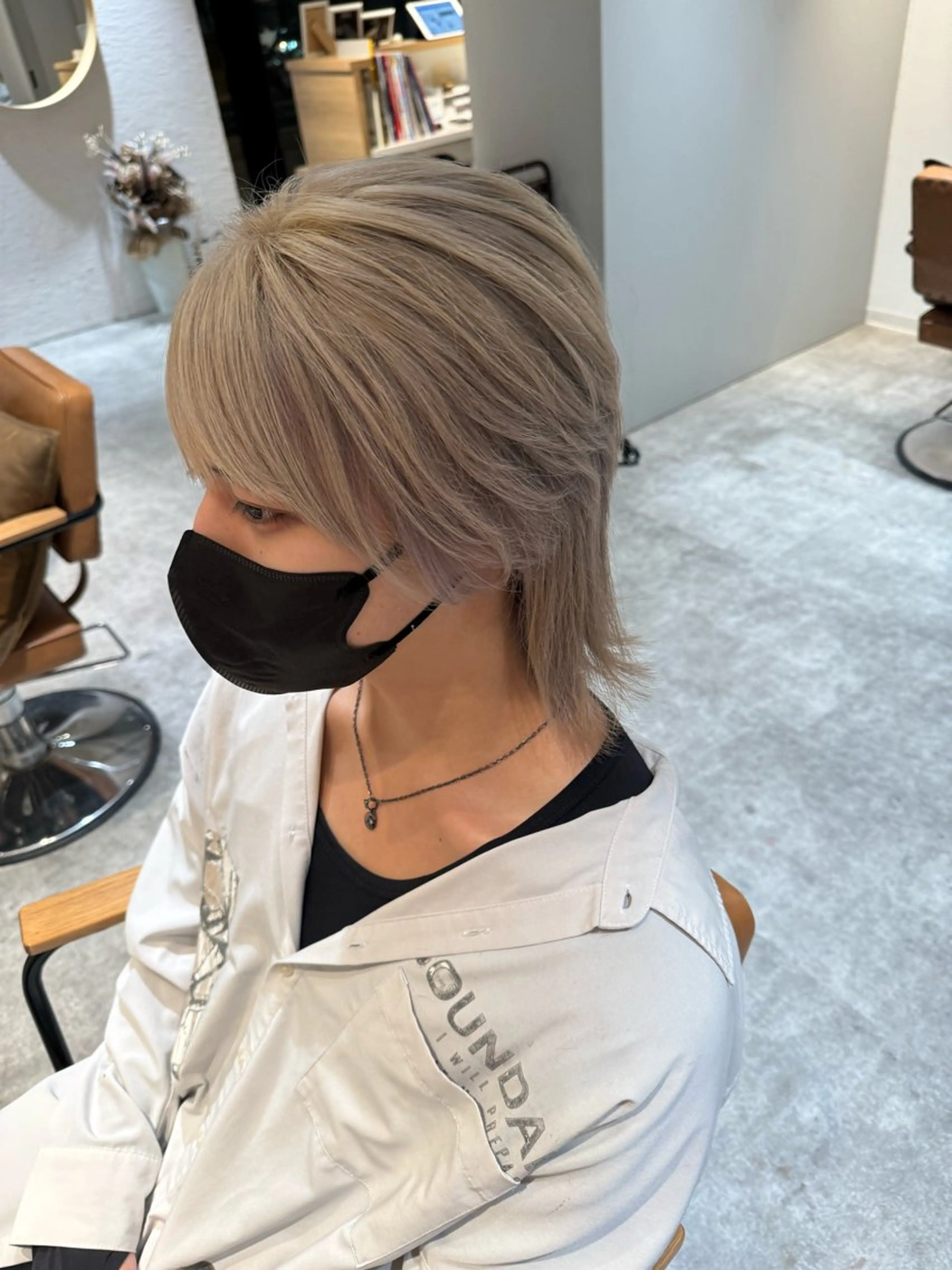 ミディアム カラー ベージュカラー ブリーチ シルバー シルバーベージュ ウルフカット カット ヘアカラー オスズ 🎀´-のヘアスタイル