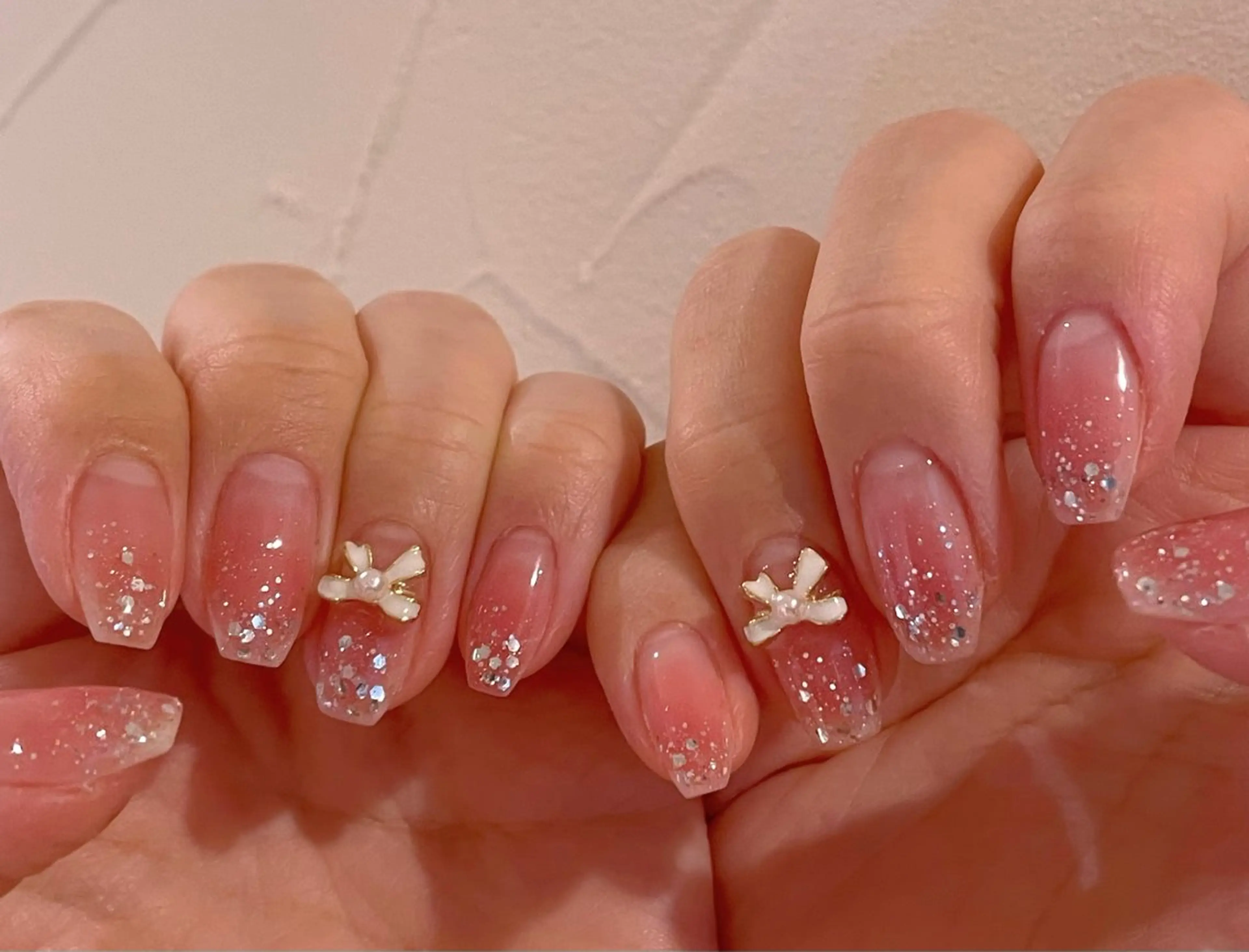ネイル チークネイル ラメ(グリッター) ピンク リボン Vanilla Nail Salonのネイルデザイン