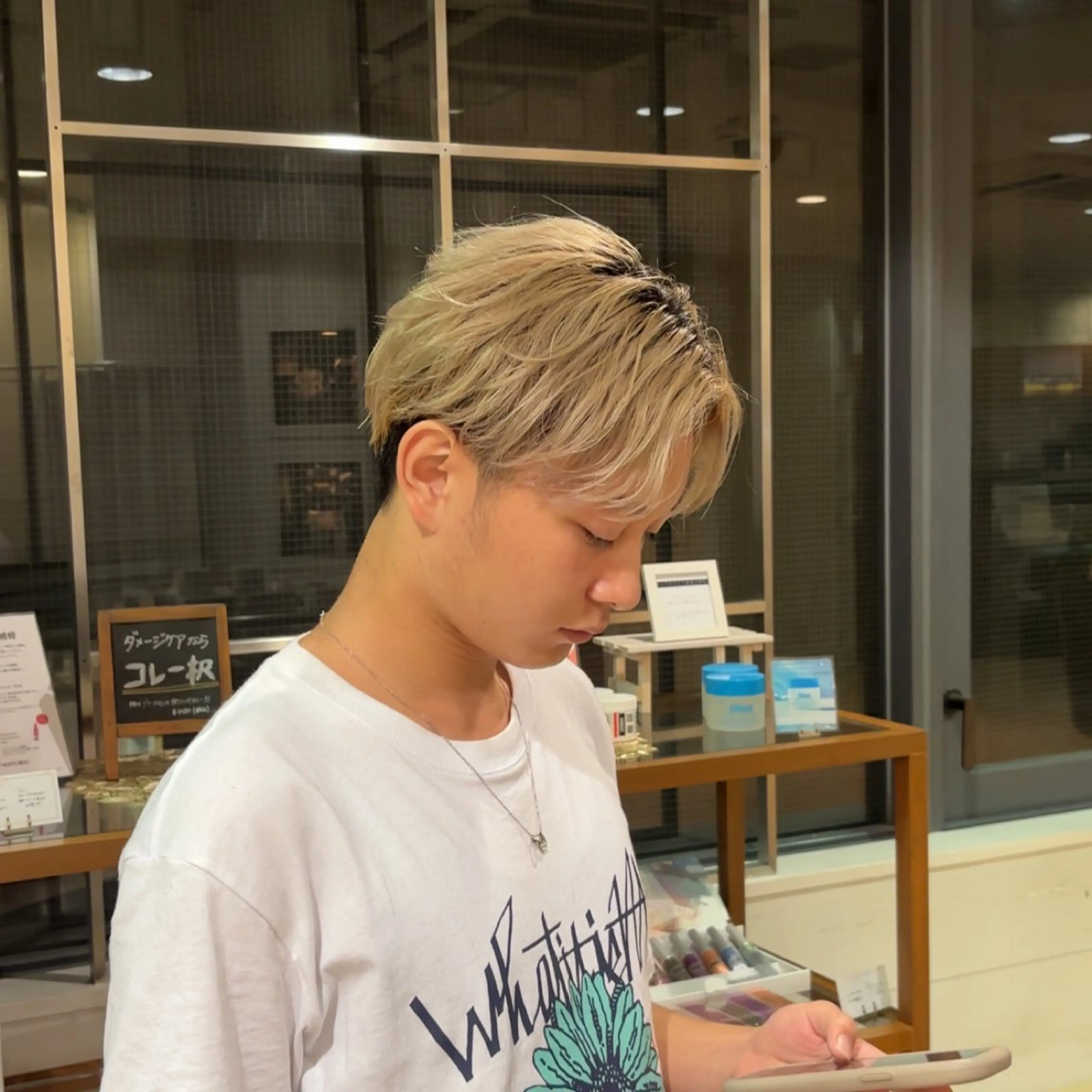 ショート aura所属・波巻きパーマ✨️ ケアブリーチカラーのヘアスタイル