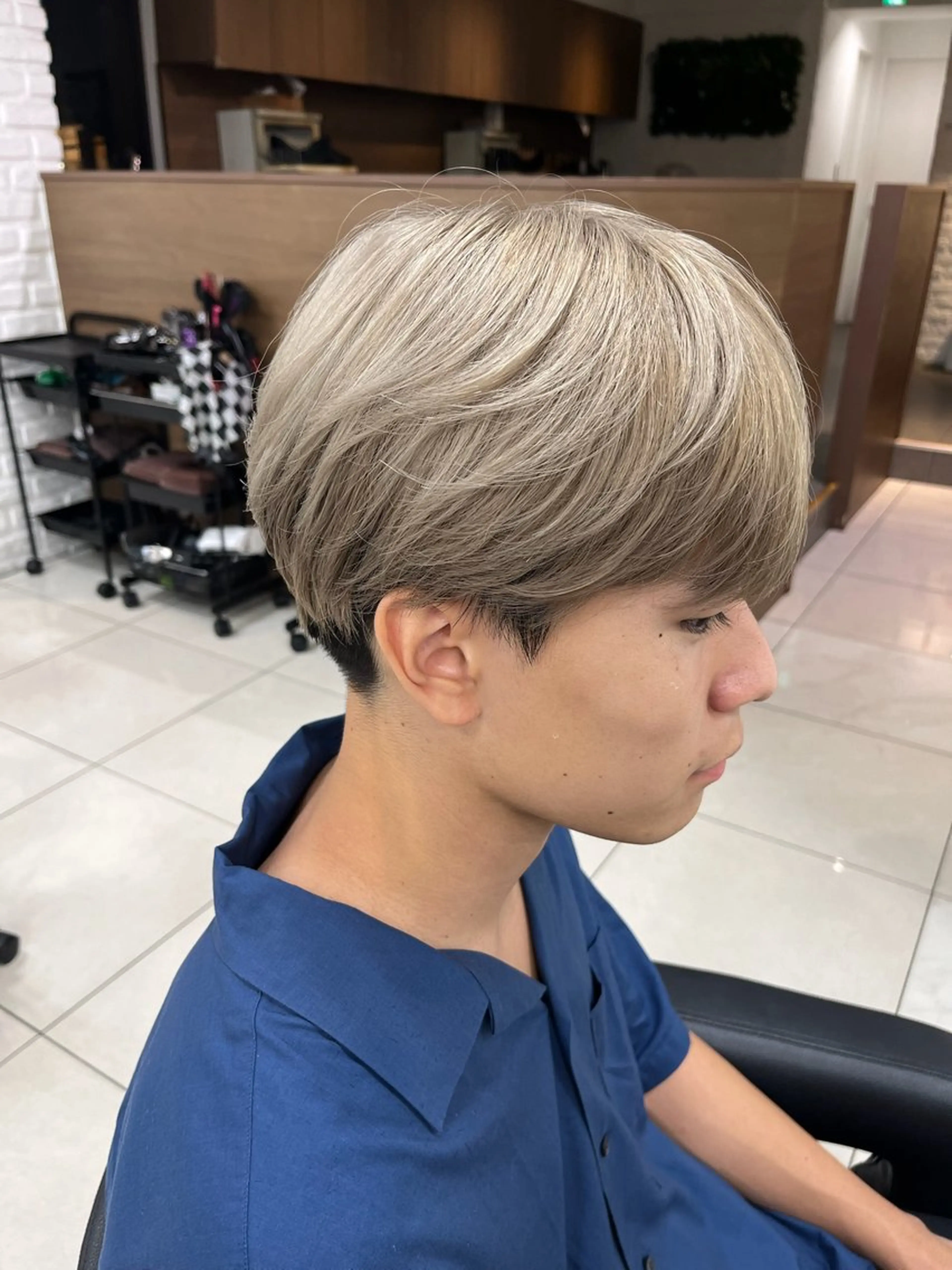 ショート カラー メンズ マッシュ 刈り上げ ベージュカラー ミルクティーベージュ ホワイトミルクティーベージュ カット ヘアカラー トリートメント メンズ縮毛矯正🦊ハ イトーン　RYOKAのヘアスタイル