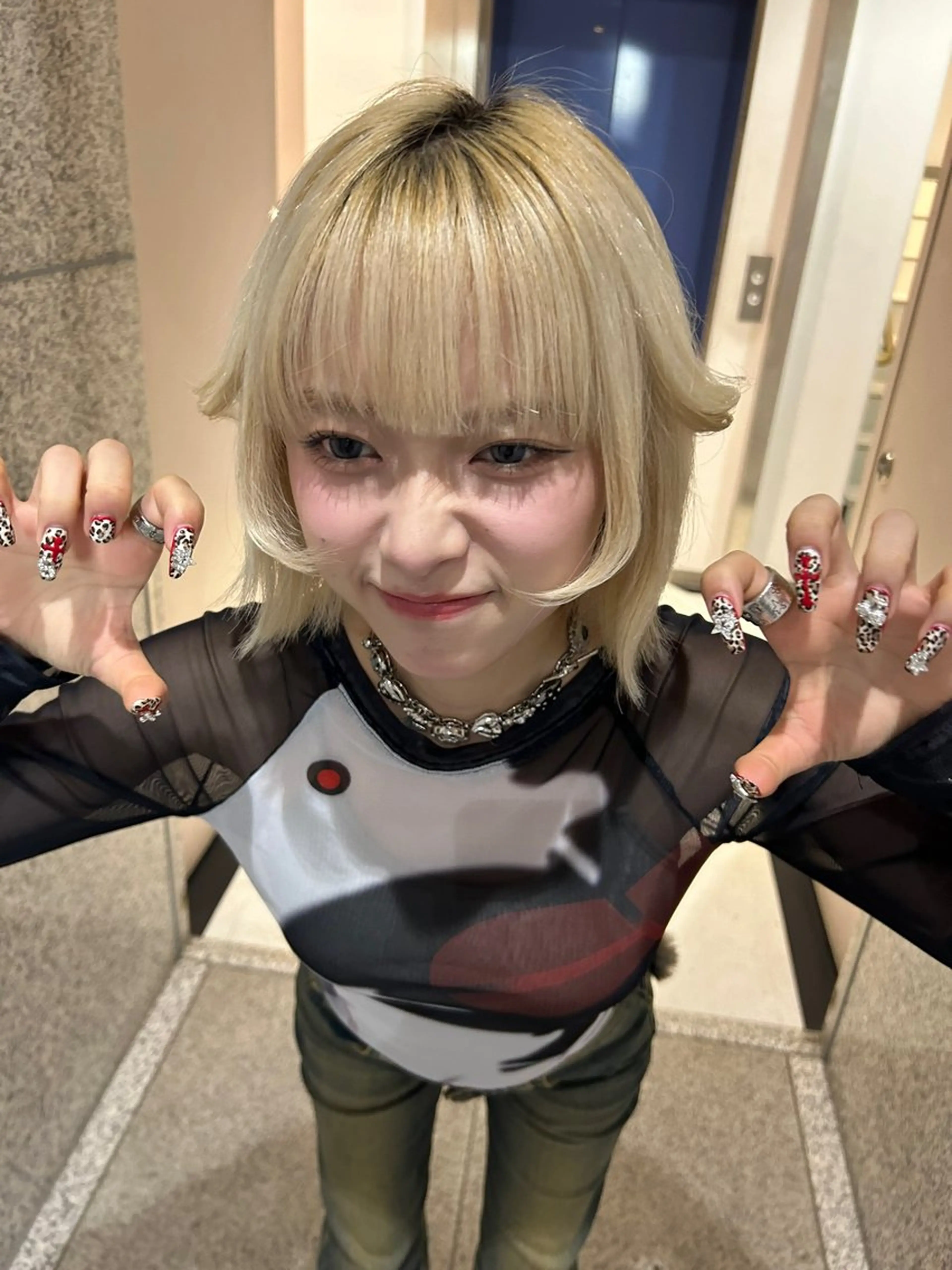 ロング カラー ブリーチ カット ヘアカラー トリートメント 浅倉艶🐈‍⬛ /ウルフ/レイヤーのヘアスタイル