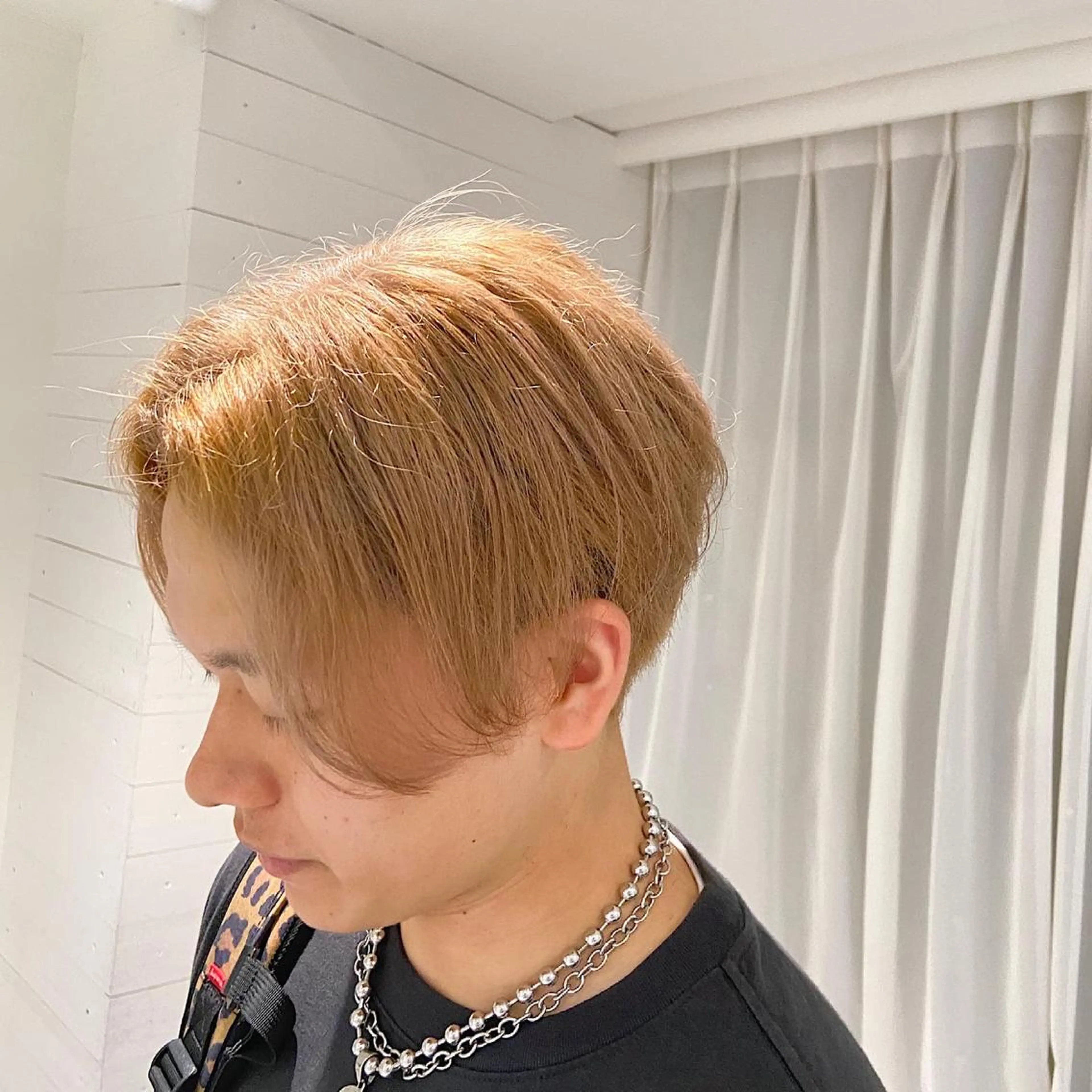 ショート AHNKISM所属・トレンドレイヤー/ 透明感カラーのヘアスタイル