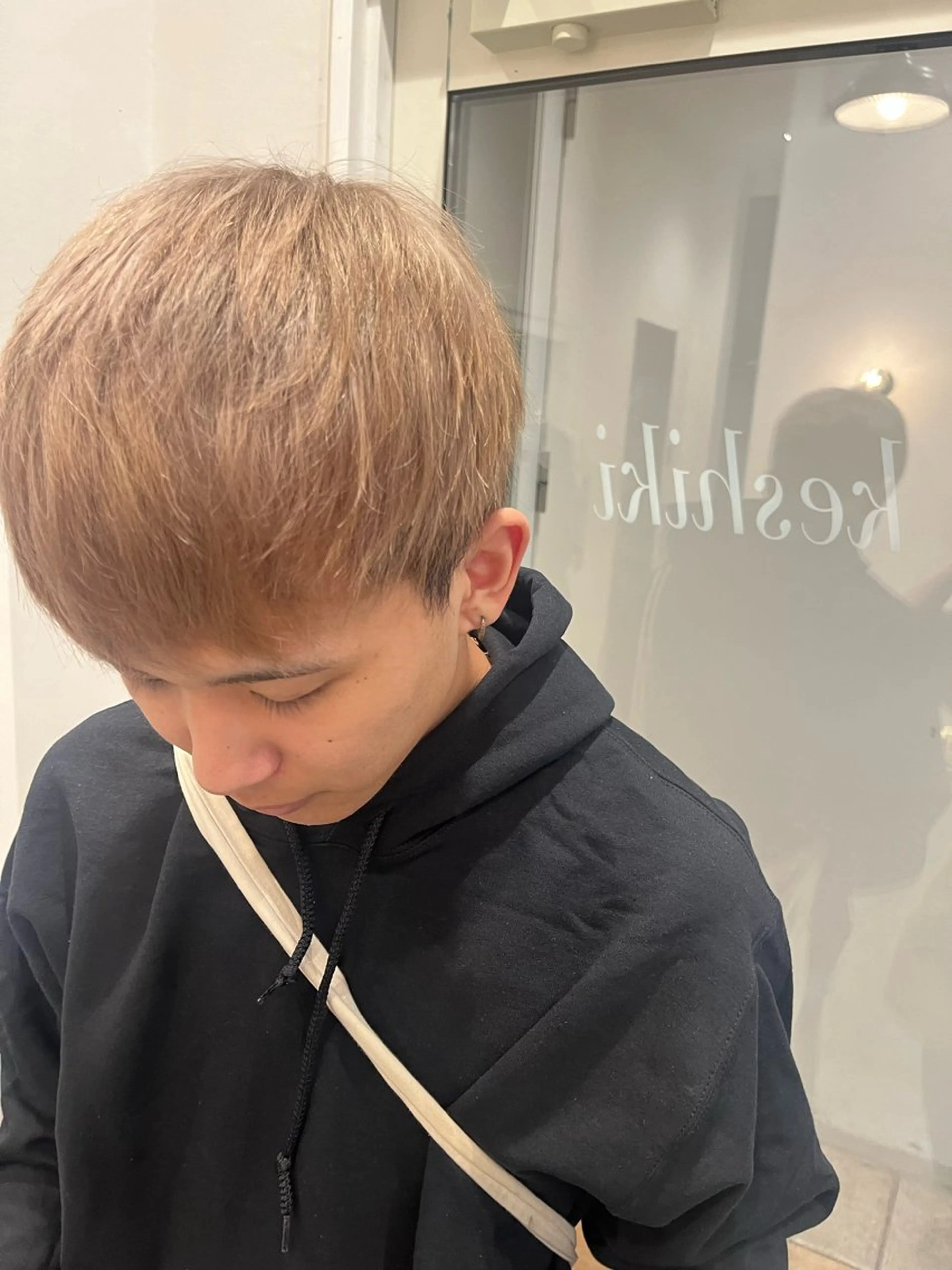 ショート カラー メンズ メンズブリーチ メンズハイトーン ベージュカラー ブリーチ ハイトーンカラー 坂本 エマのヘアスタイル