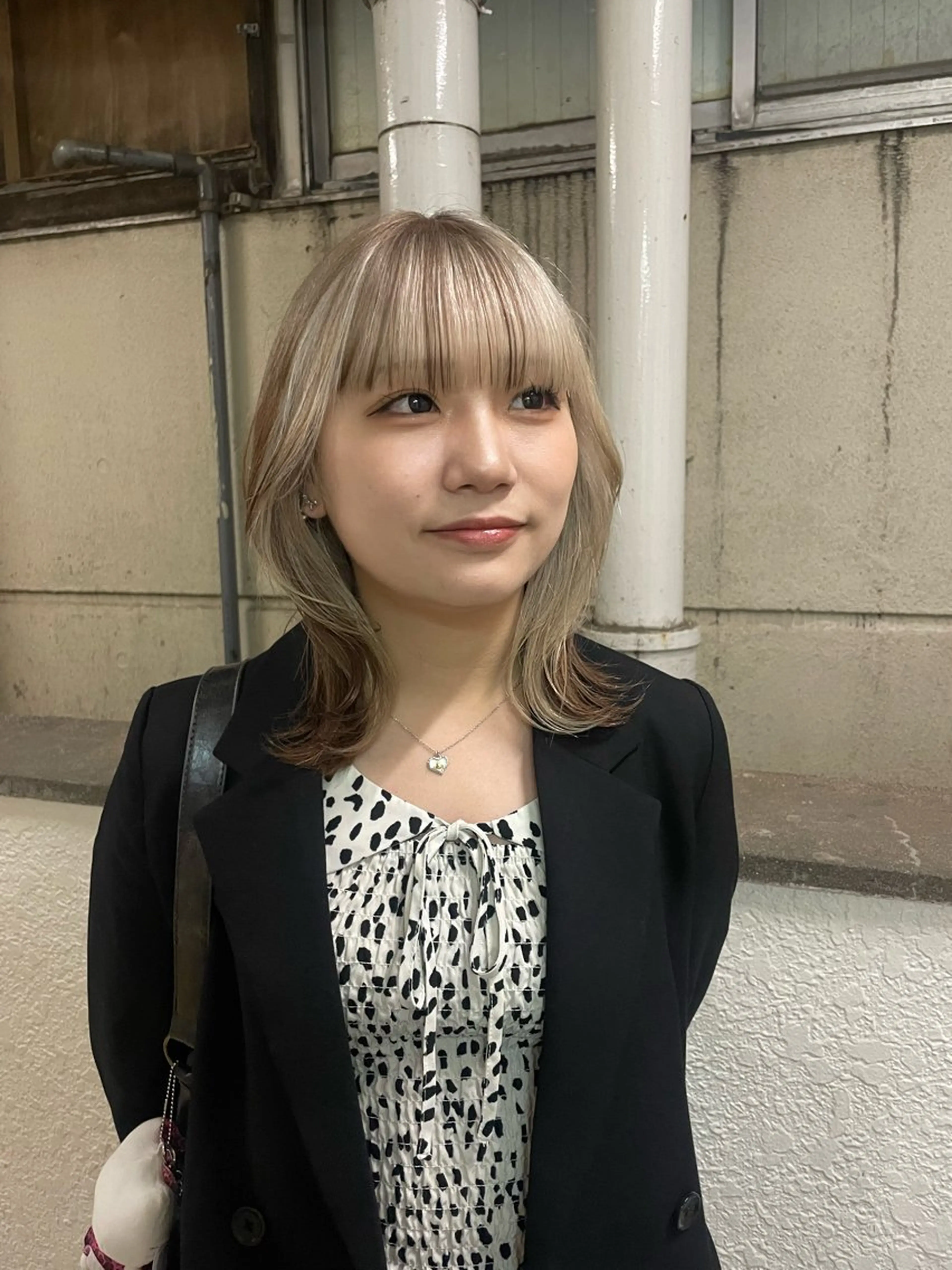 ミディアム カラー ベージュカラー ブリーチ デザインカラー ホワイトベージュ rin🩰ハイトーン /レディースパーマのヘアスタイル