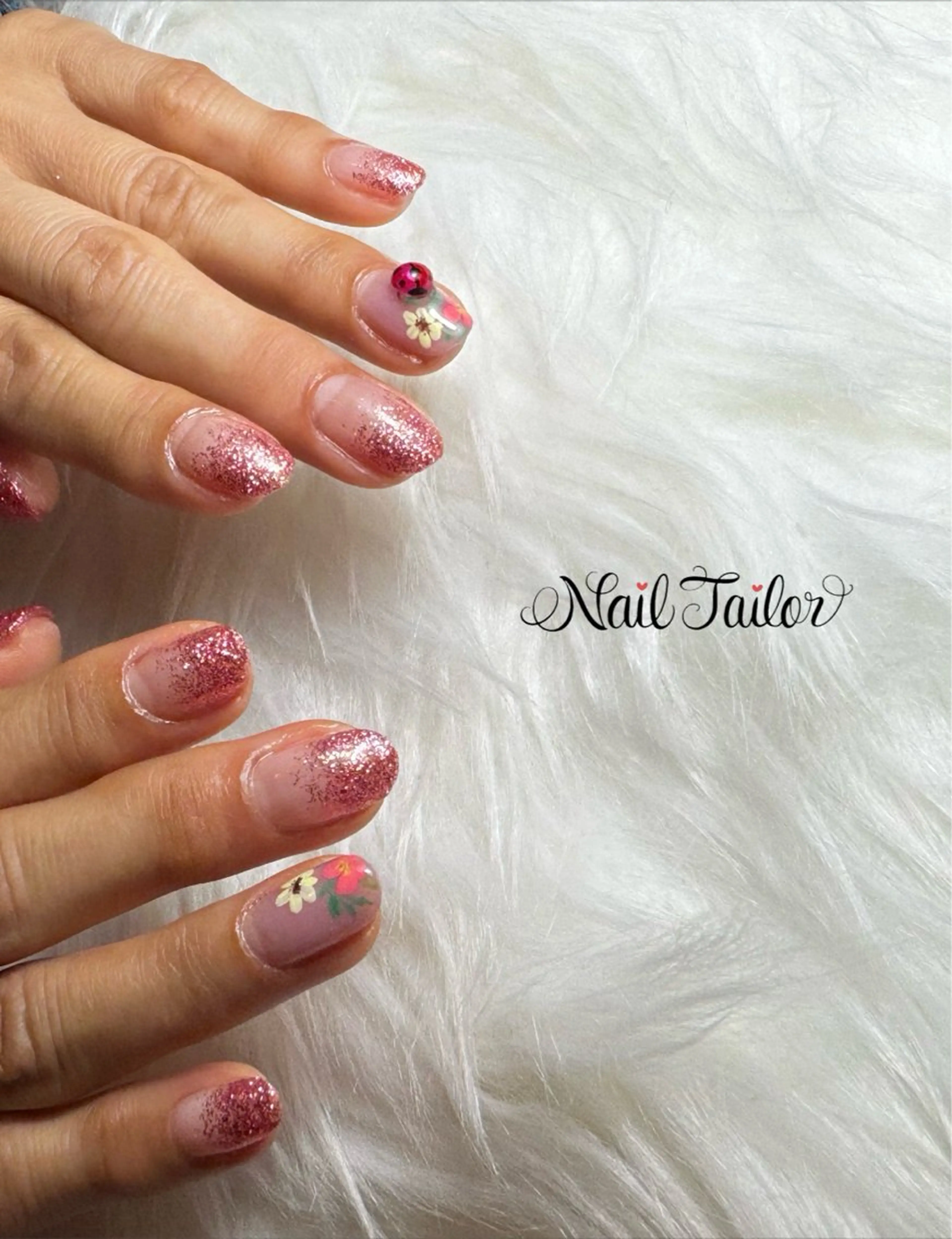 ネイル 長さ出し フラワーネイル グラデーション キラキラネイル ラメ(グリッター) ハンドネイル 〜Nail Tailor〜　ネイルテイラー所属・NailTailor ネイルテイラーのネイルデザイン