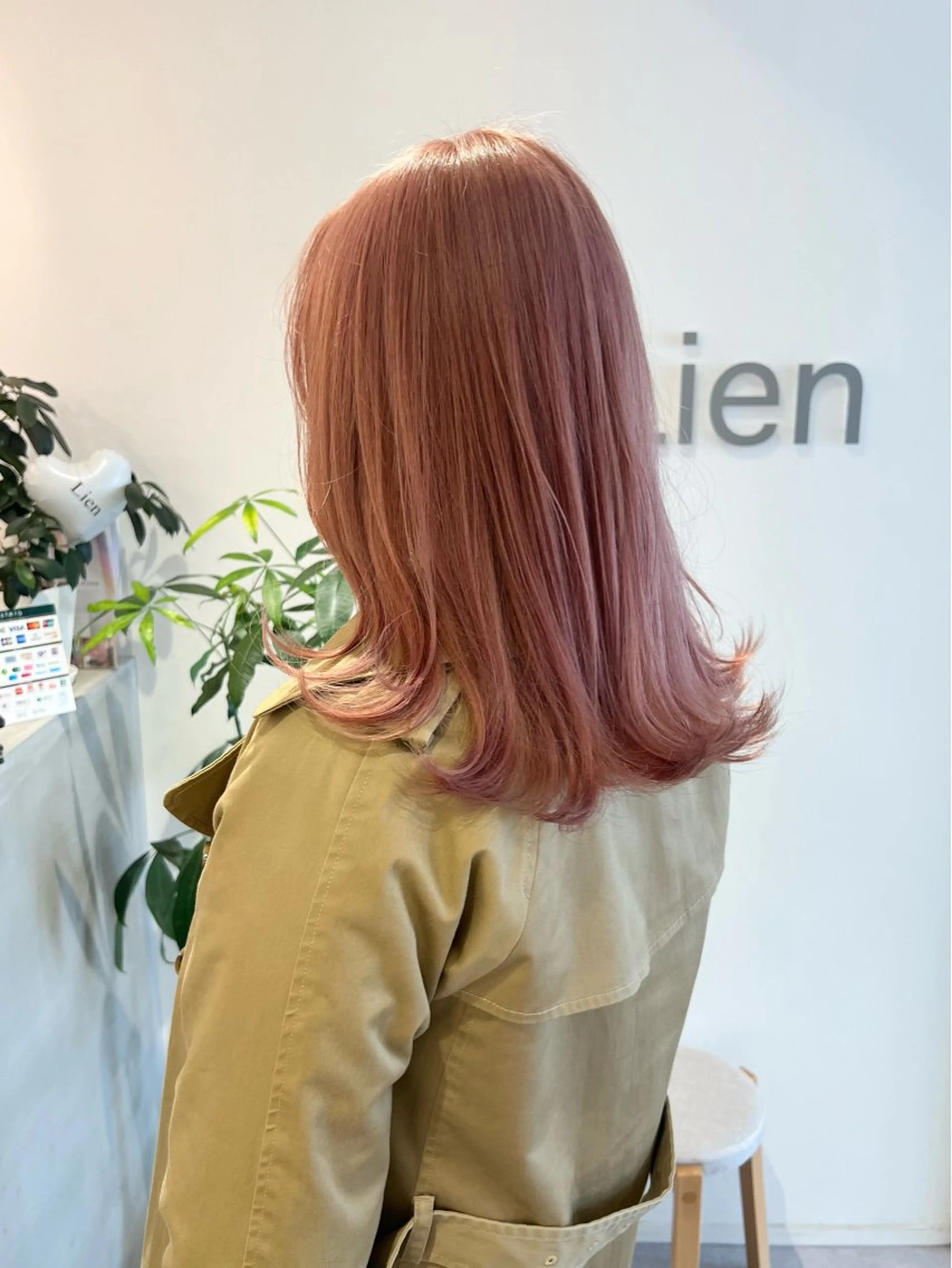 セミロング ヘアカラー miyu✂︎Lien 上品なブリーチカラーのヘアスタイル