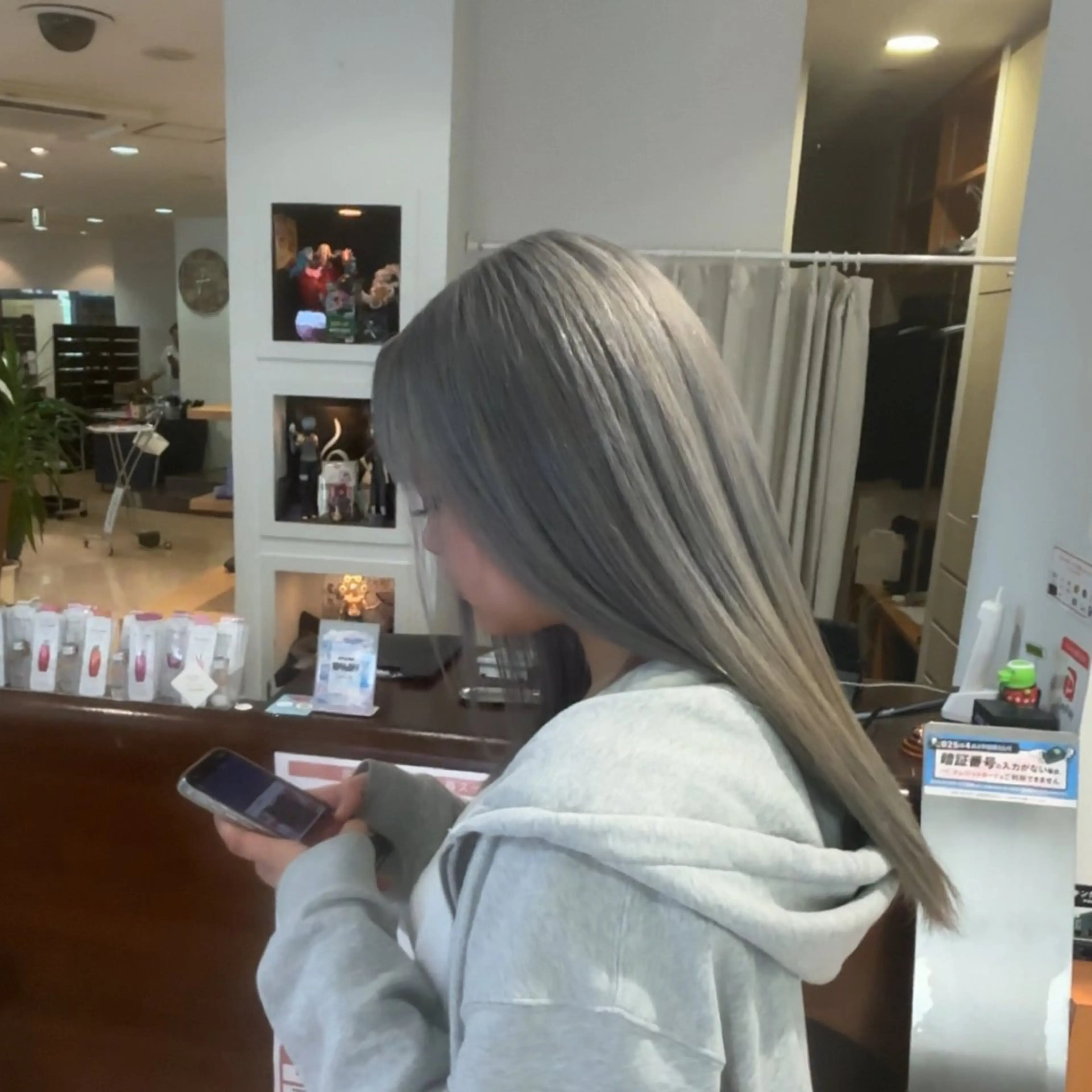 ロング カラー aura所属・波巻きパーマ✨️ ケアブリーチカラーのヘアスタイル