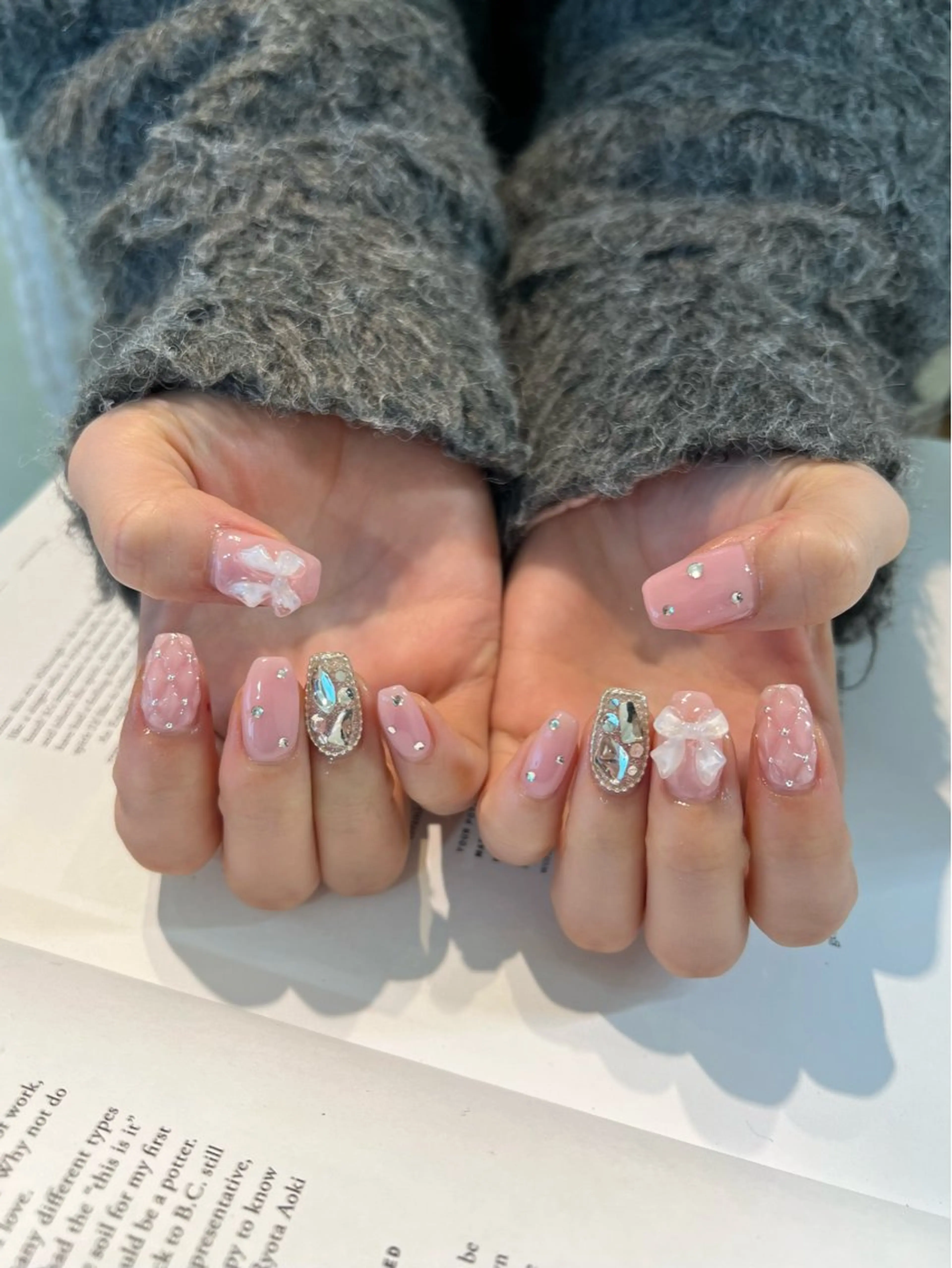 ネイル キラキラネイル リボン ハンドネイル sio.nail&eyebrow salon shimokitazawa2号店所属・nailist mana𖤐´-のネイルデザイン