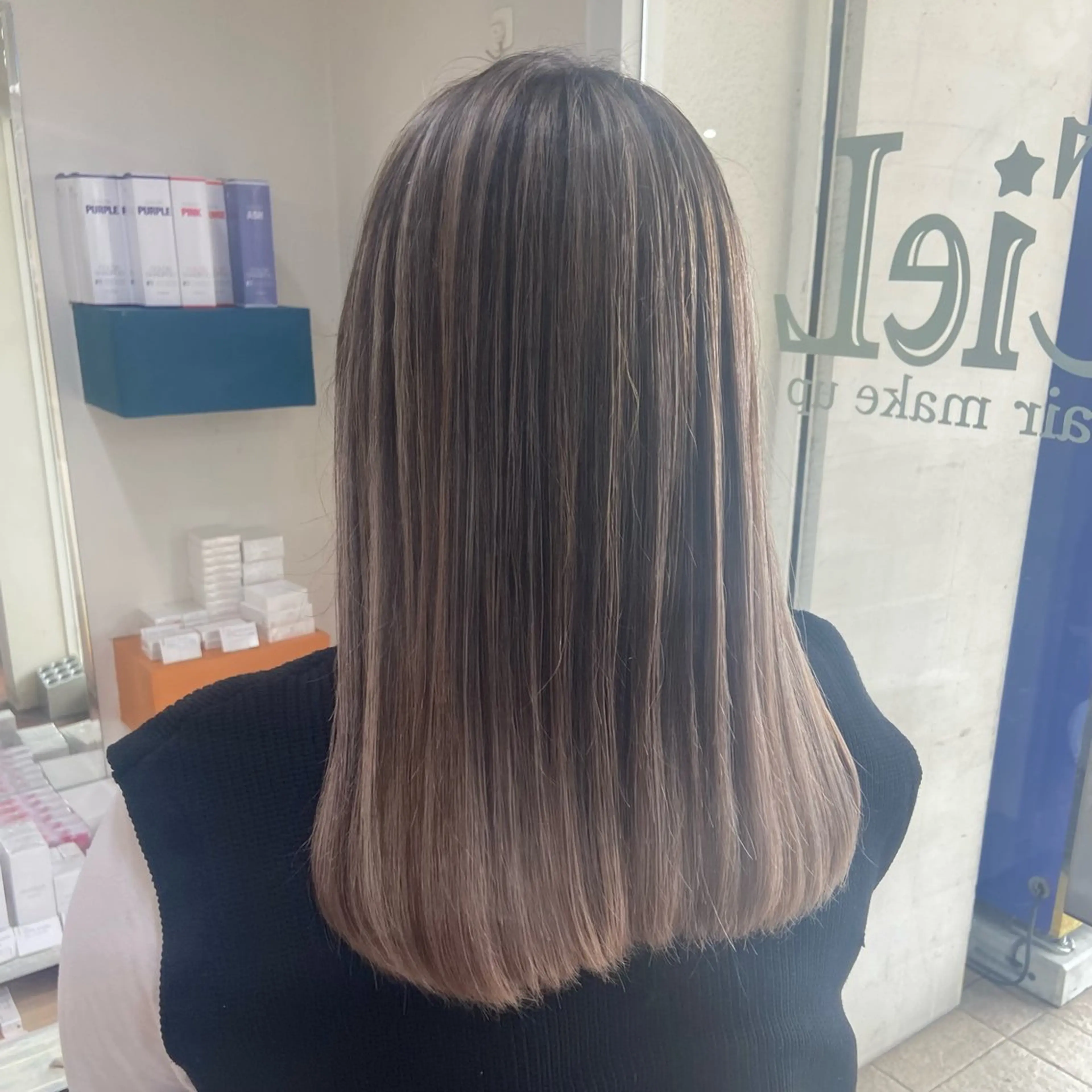セミロング カラー バレイヤージュ レイヤーカット カット ヘアカラー トリートメント 伏見稲荷/髪質改善/ ブリーチ/西川奈穂のヘアスタイル