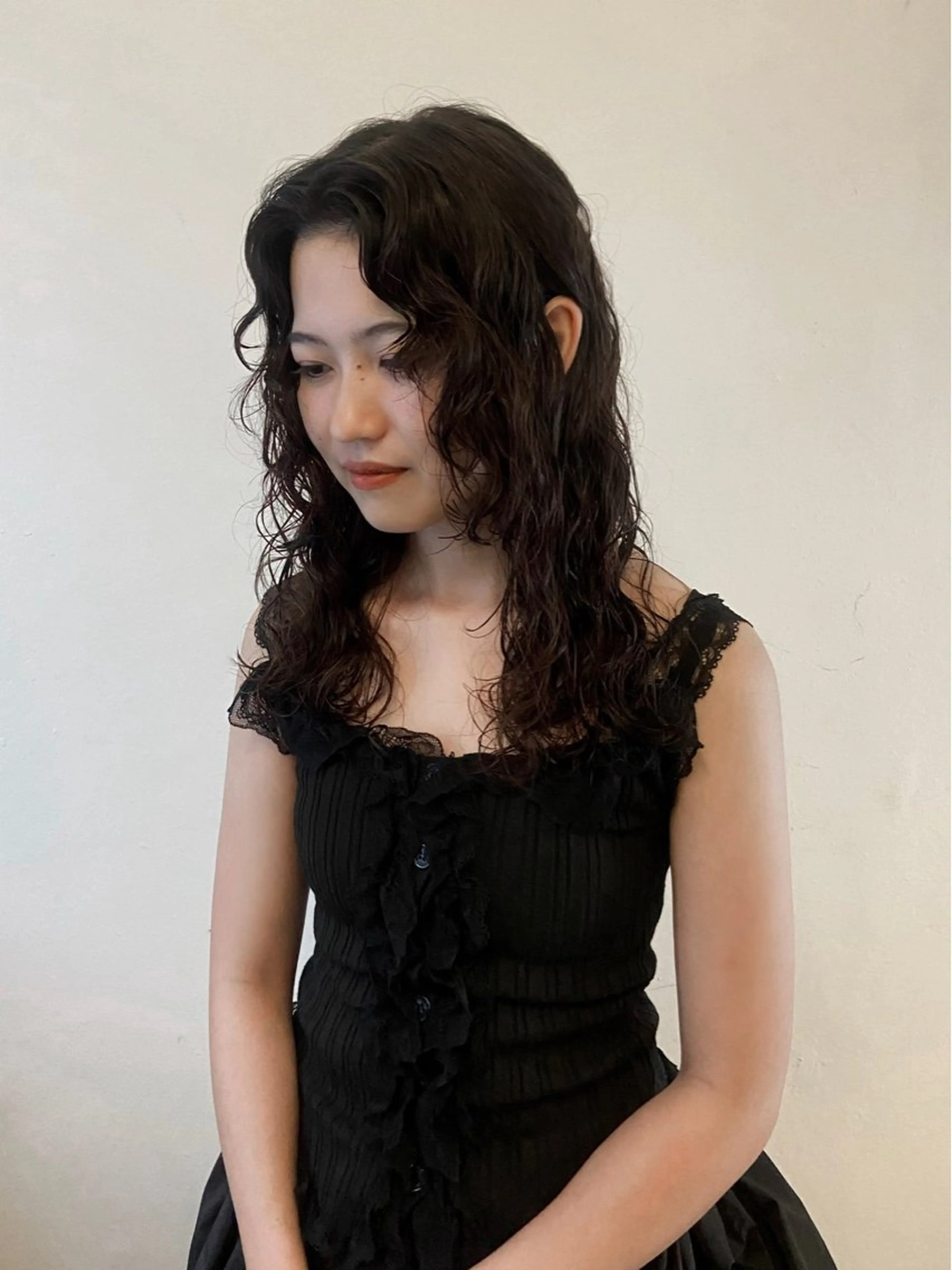 セミロング パーマ 229所属・maki @pullnocのヘアスタイル