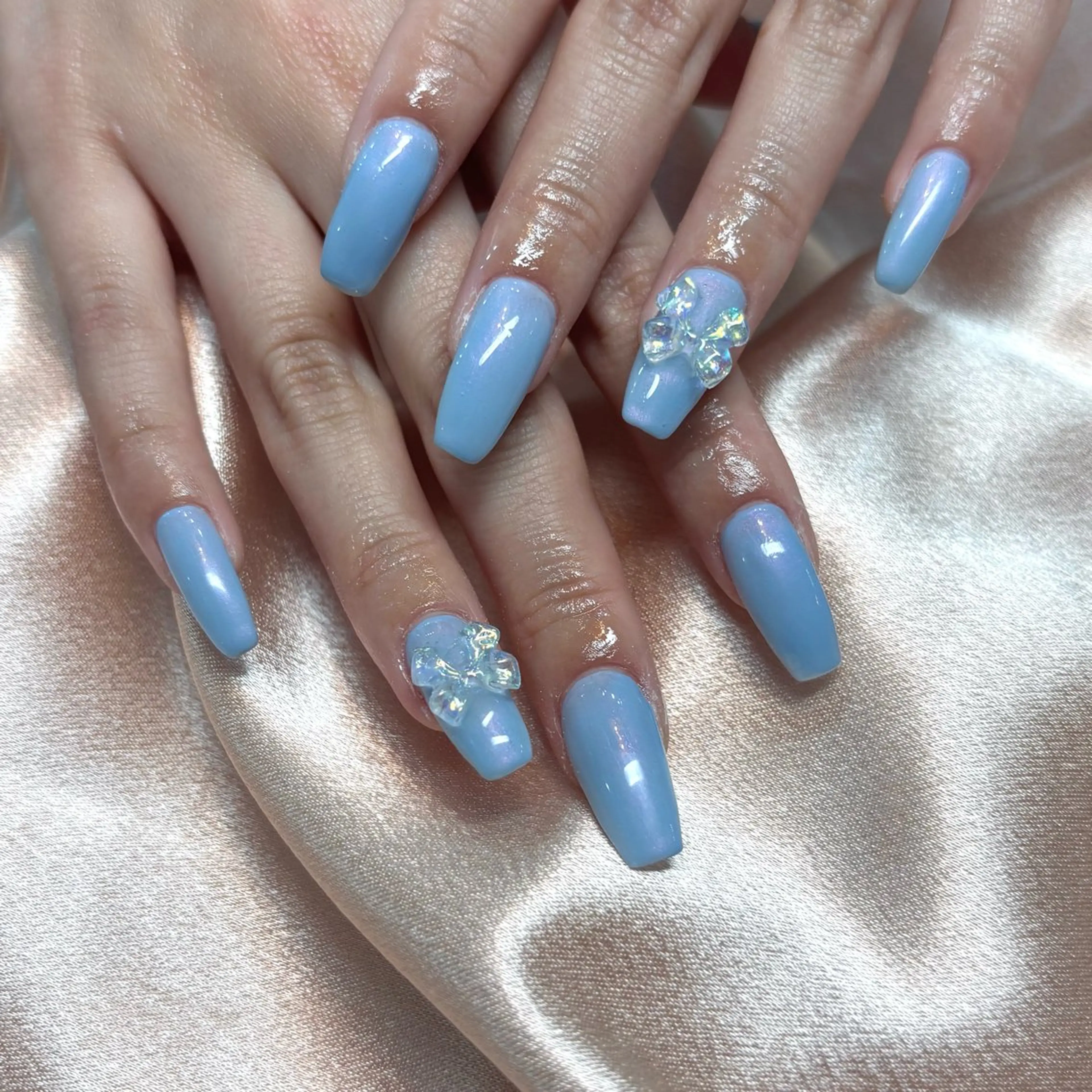 ネイル オーロラネイル ブルー ロングネイル ピンク リボン ハンドネイル THE BALM Rosagasのネイルデザイン