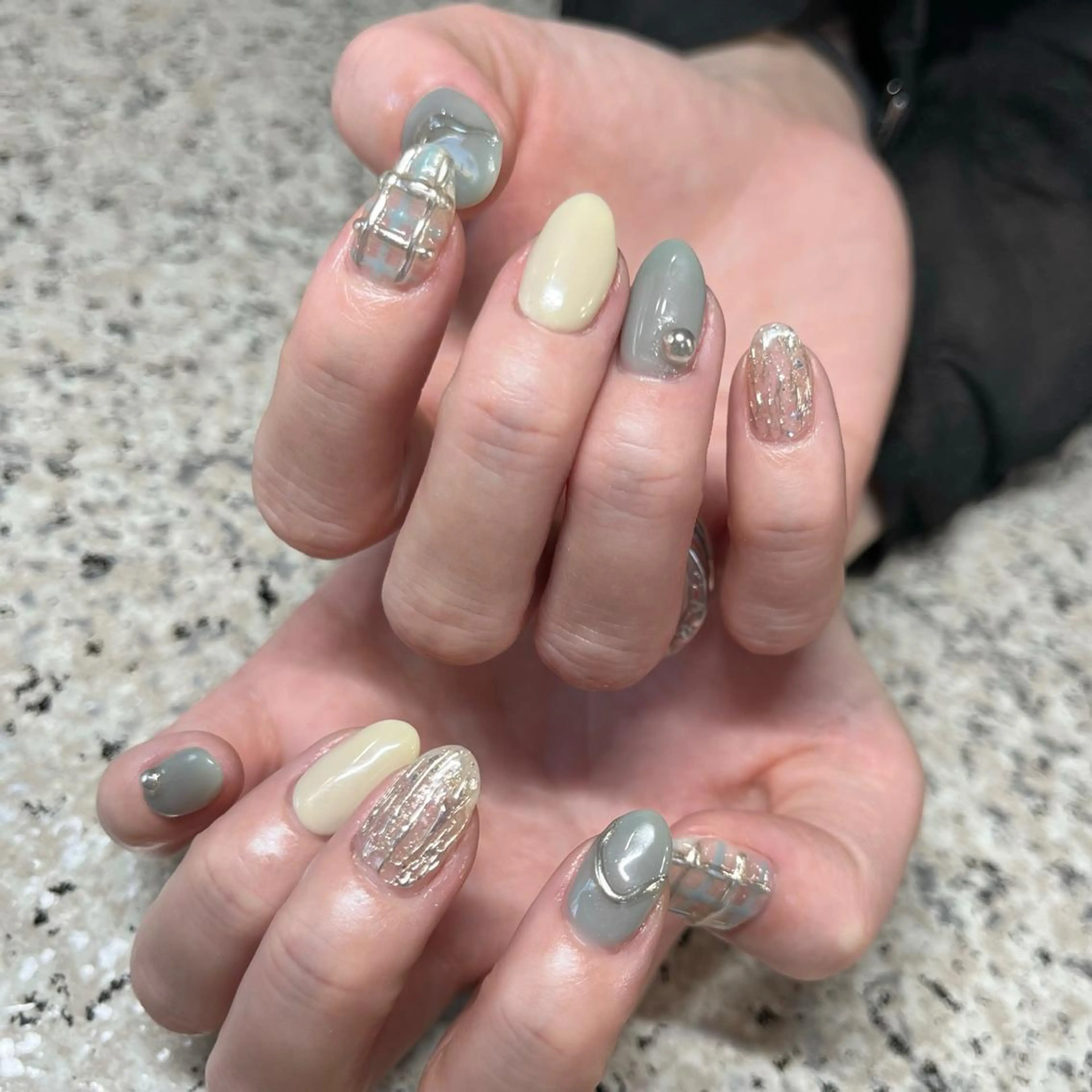 ネイル シルバー nailsalon maluriのネイルデザイン