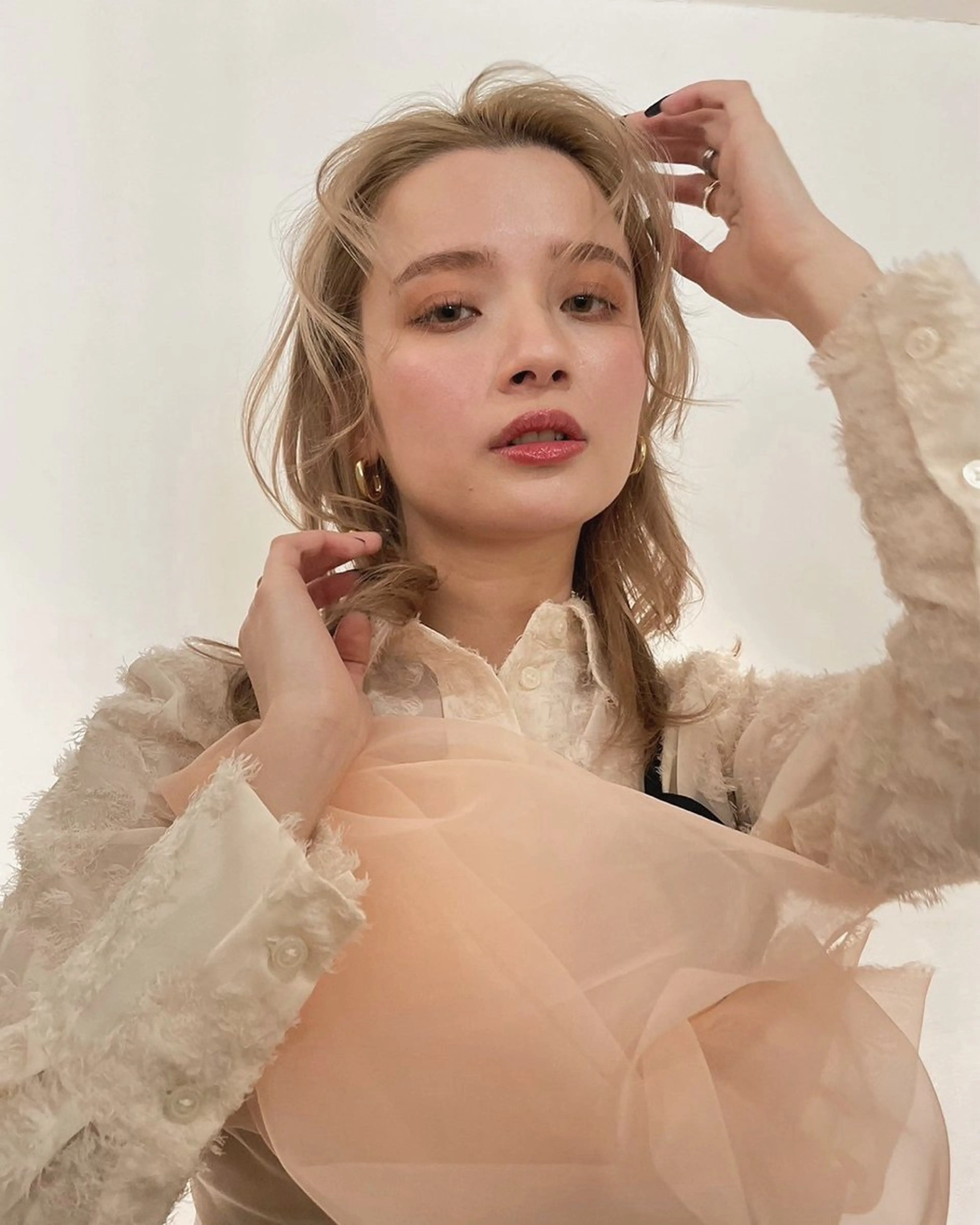 ミディアム カラー ベージュカラー ブリーチ ブロンド ブロンドベージュ カット ヘアカラー トリートメント Loom.所属・村上雅人 ナチュラルモードのヘアスタイル