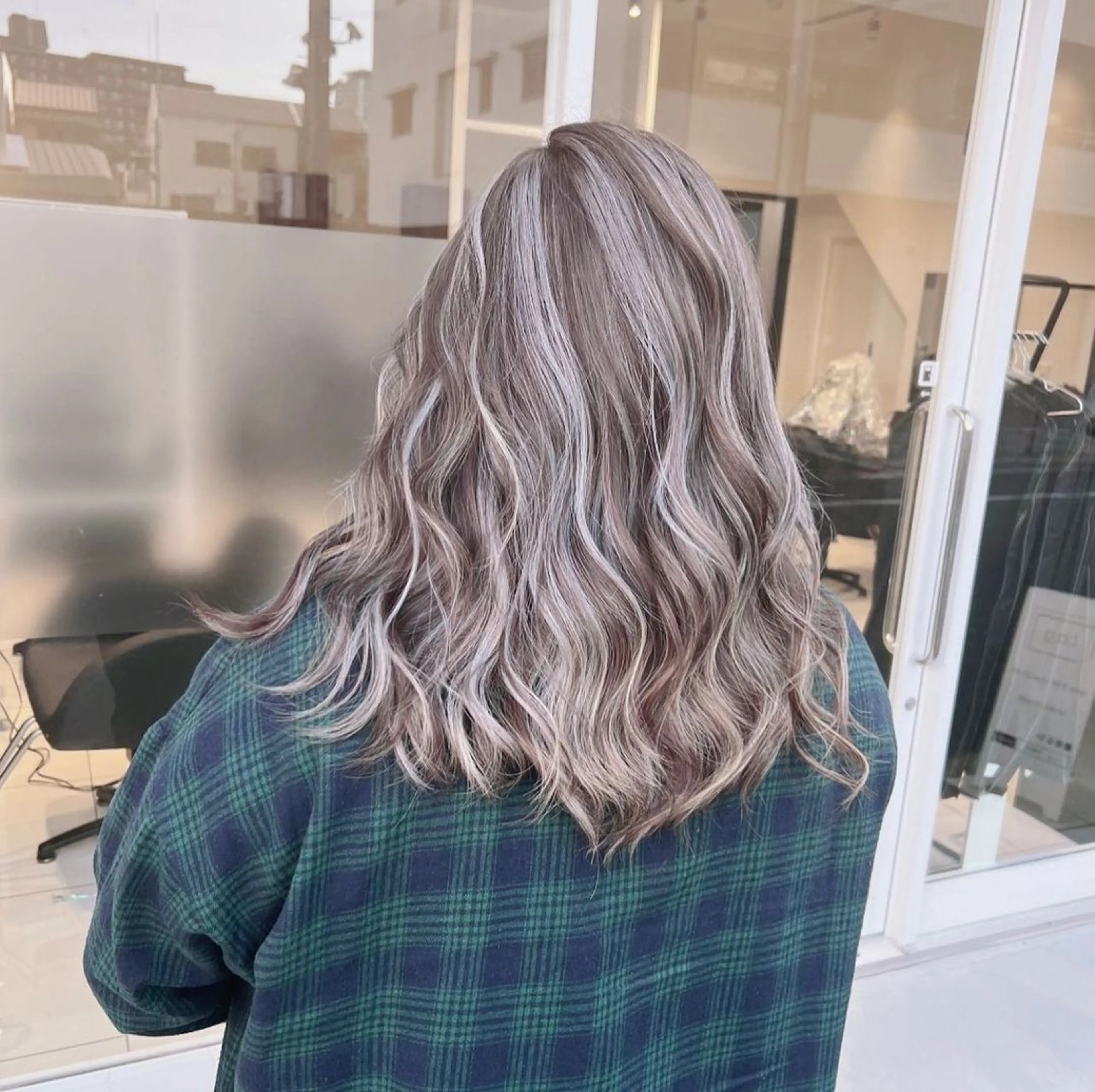 ロング カラー ブリーチ ケアブリーチ 髪質改善 ヘアカラー オフホワイトアンドなんば所属・福西 洋斗のヘアスタイル