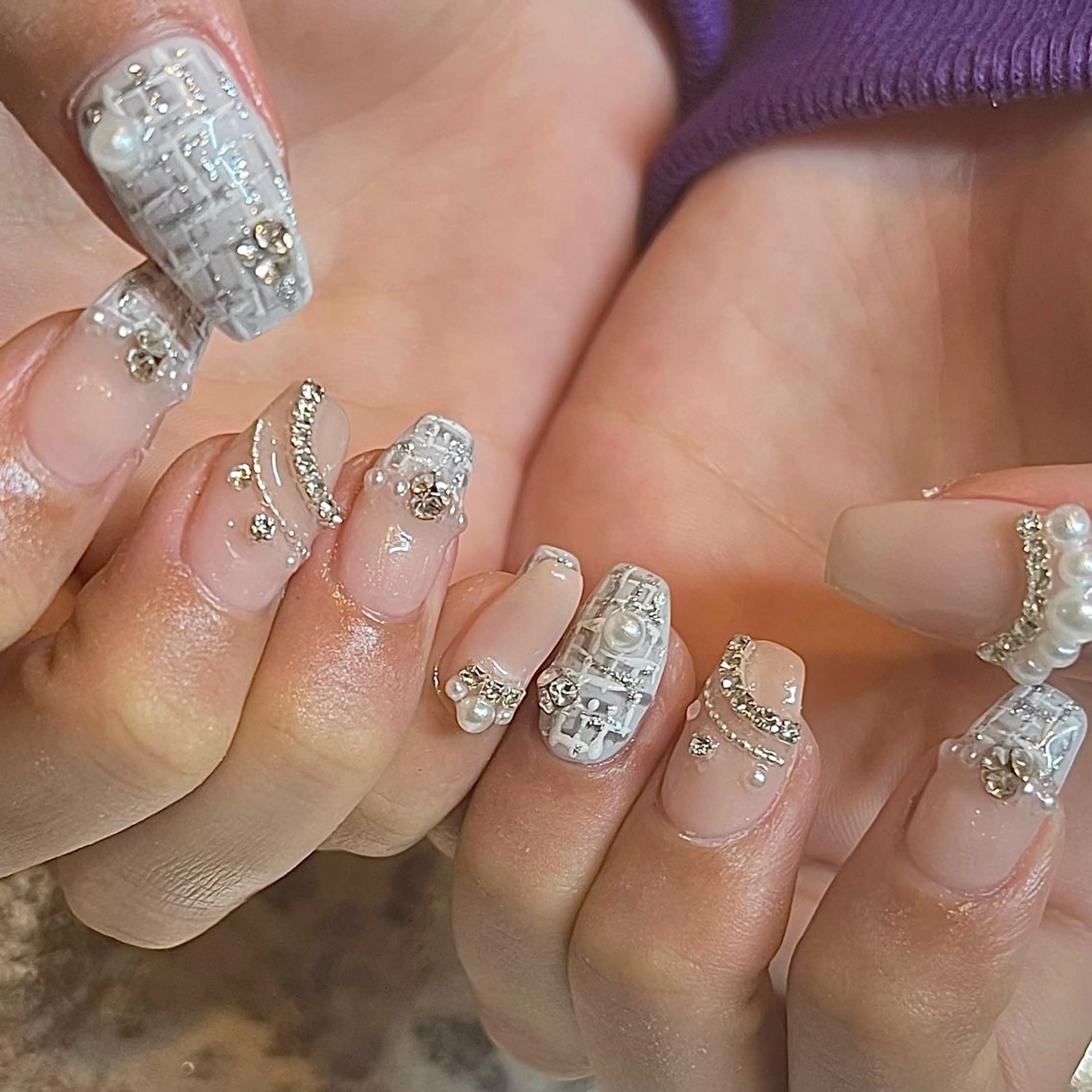 ミディアム ネイル キラキラネイル ツイードネイル ハンドネイル H🌺 NAILのネイルデザイン