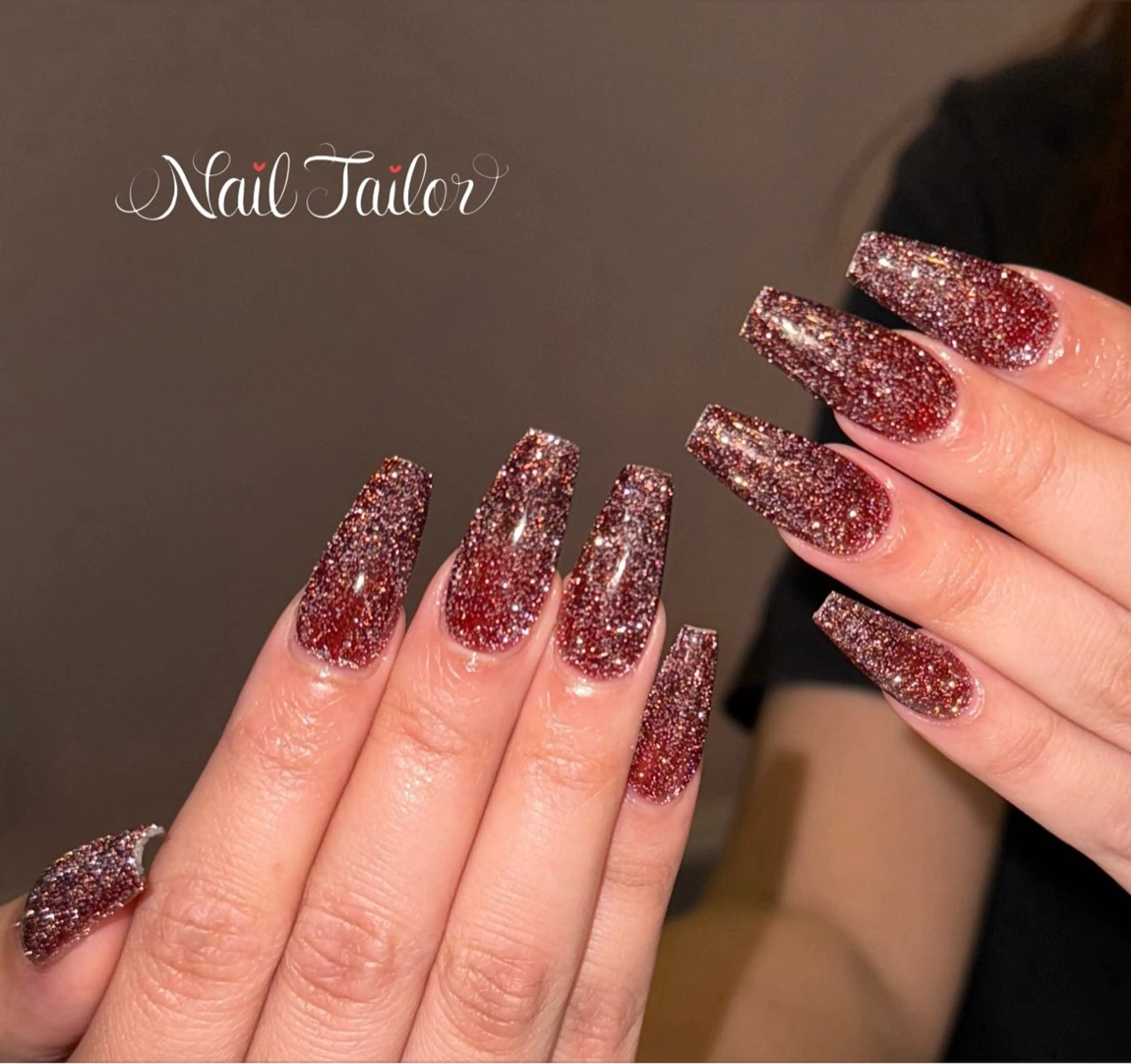 ネイル ブラウン 長さ出し フラッシュネイル キラキラネイル ラメ(グリッター) ハンドネイル 〜Nail Tailor〜　ネイルテイラー所属・NailTailor ネイルテイラーのネイルデザイン