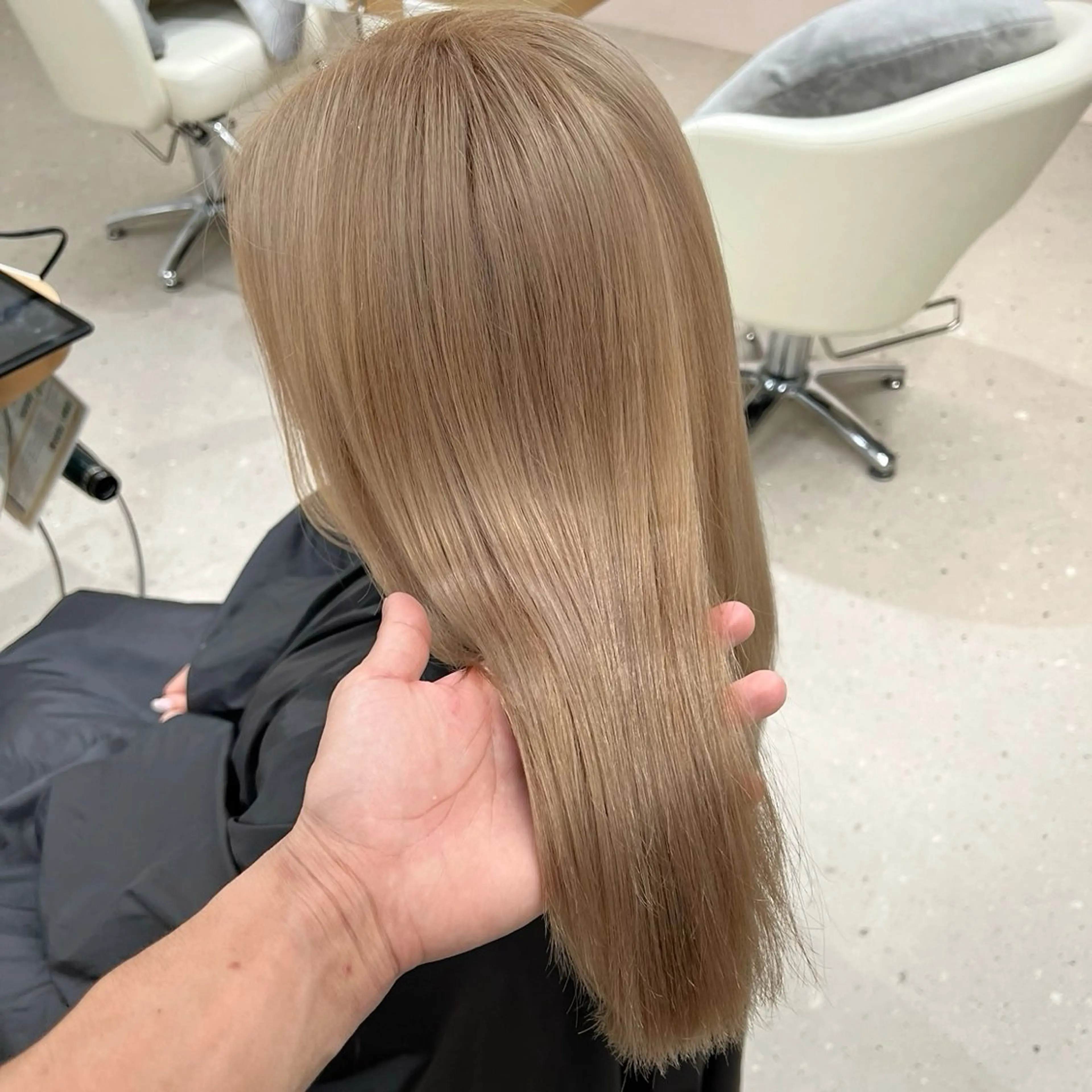 セミロング カラー ベージュカラー ブリーチ knowhow京都所属・三宅 昌太のヘアスタイル