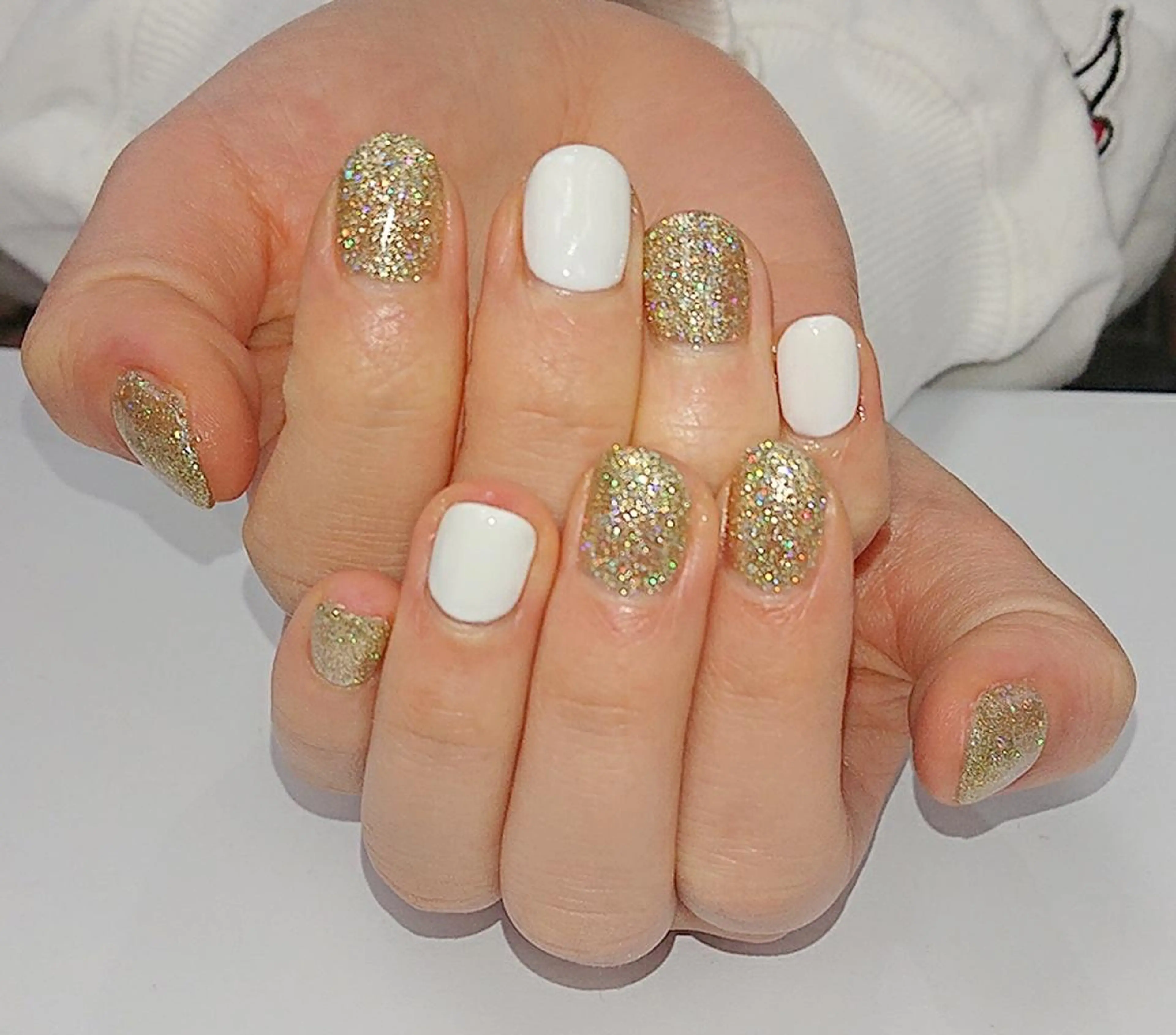 ネイル ゴールド ラメ(グリッター) ホワイト 🍒当日もOK🍒 𝑳𝑼𝑵𝑨花井のネイルデザイン