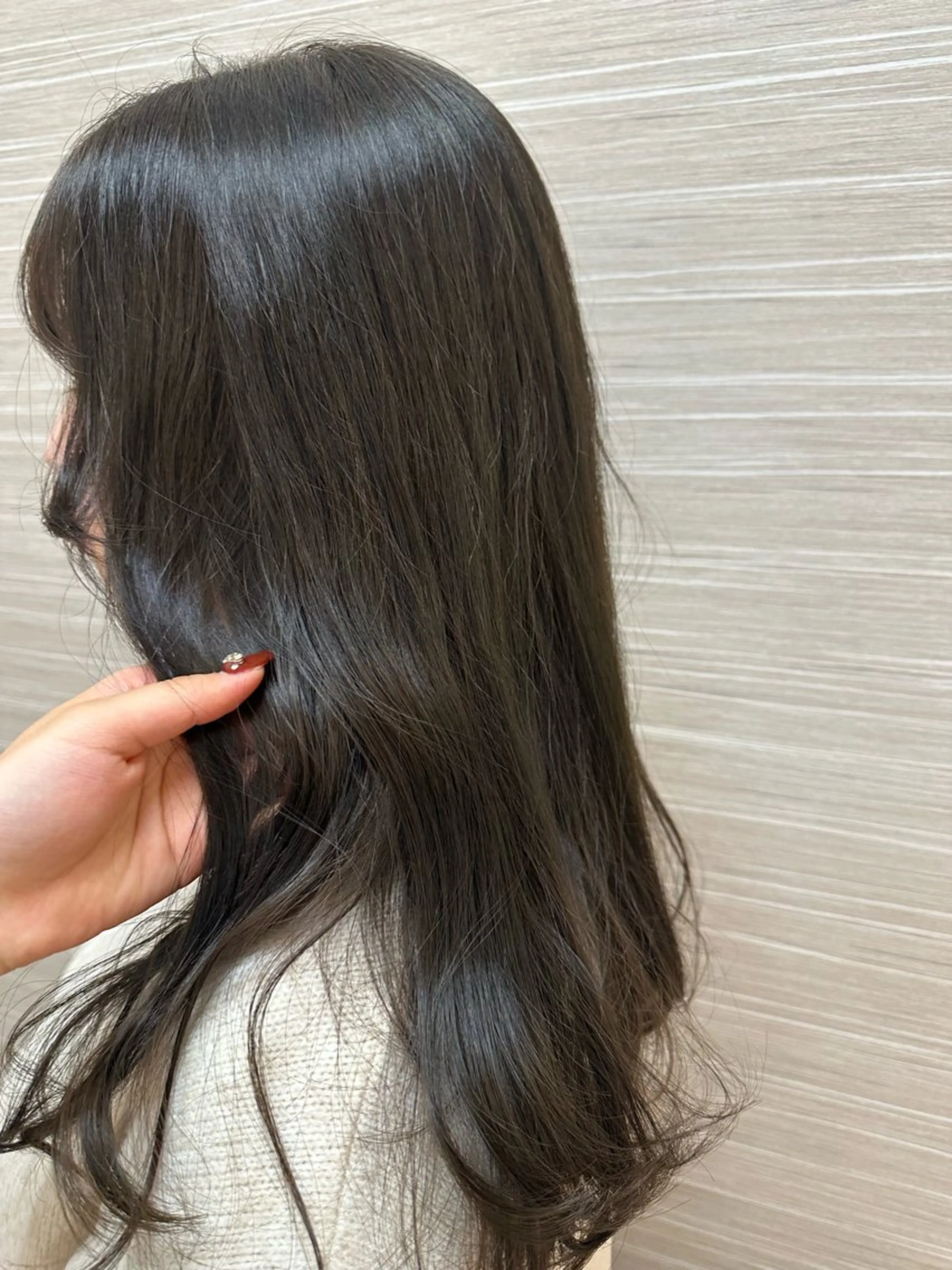ロング カラー ブリーチ ブリーチなしカラー オリーブカラー ヘアカラー トリートメント tokute よしかわなお🍒のヘアスタイル