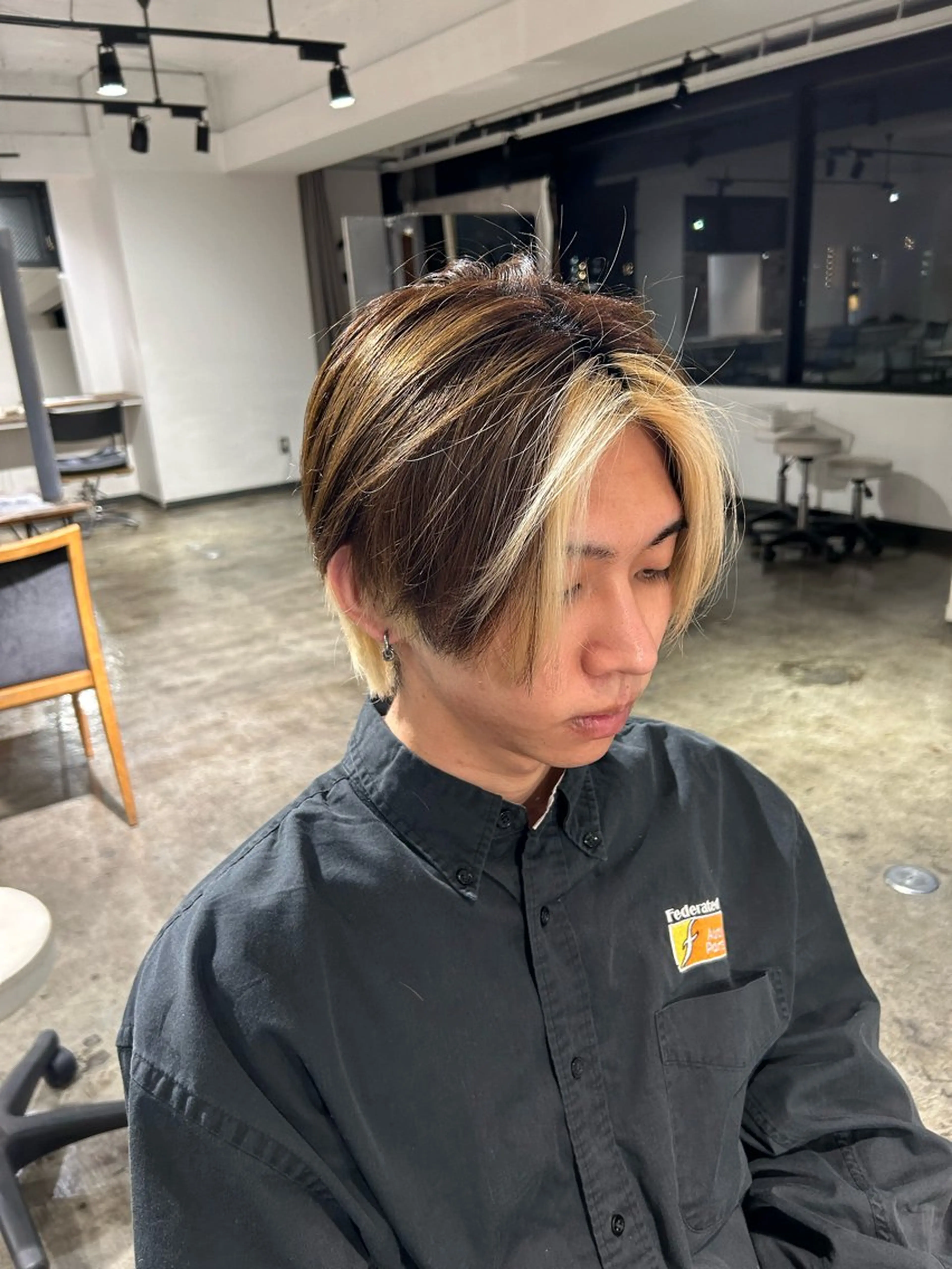 ショート パーマ メンズ センターパート ダウンパーマ カルマパーマ メンズ韓国風 マッシュ フェザーパーマ癖毛 曲がる縮毛矯正森岡のヘアスタイル