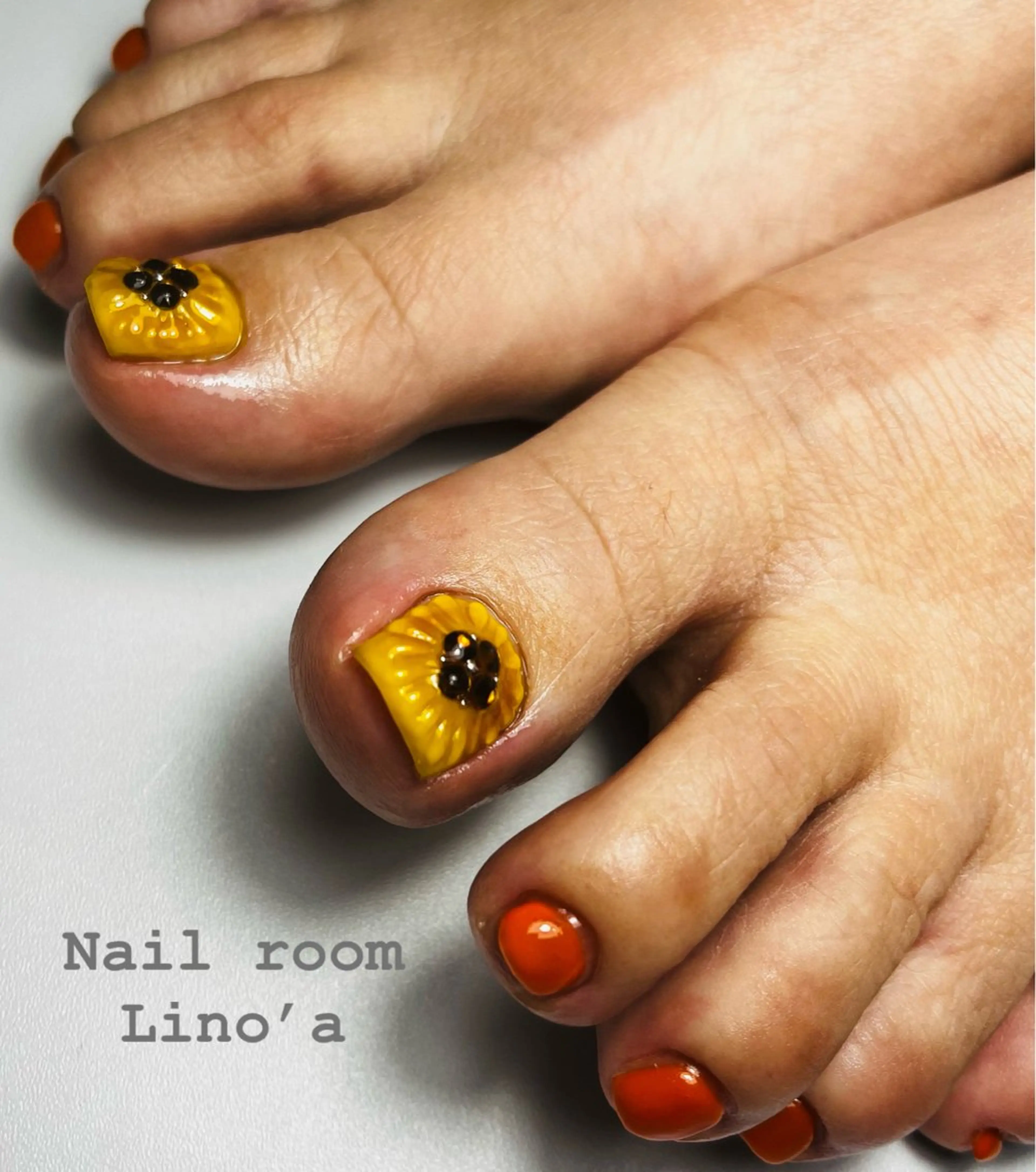 ネイル オレンジ 黄色 フットネイル Nail room Lino’aのネイルデザイン