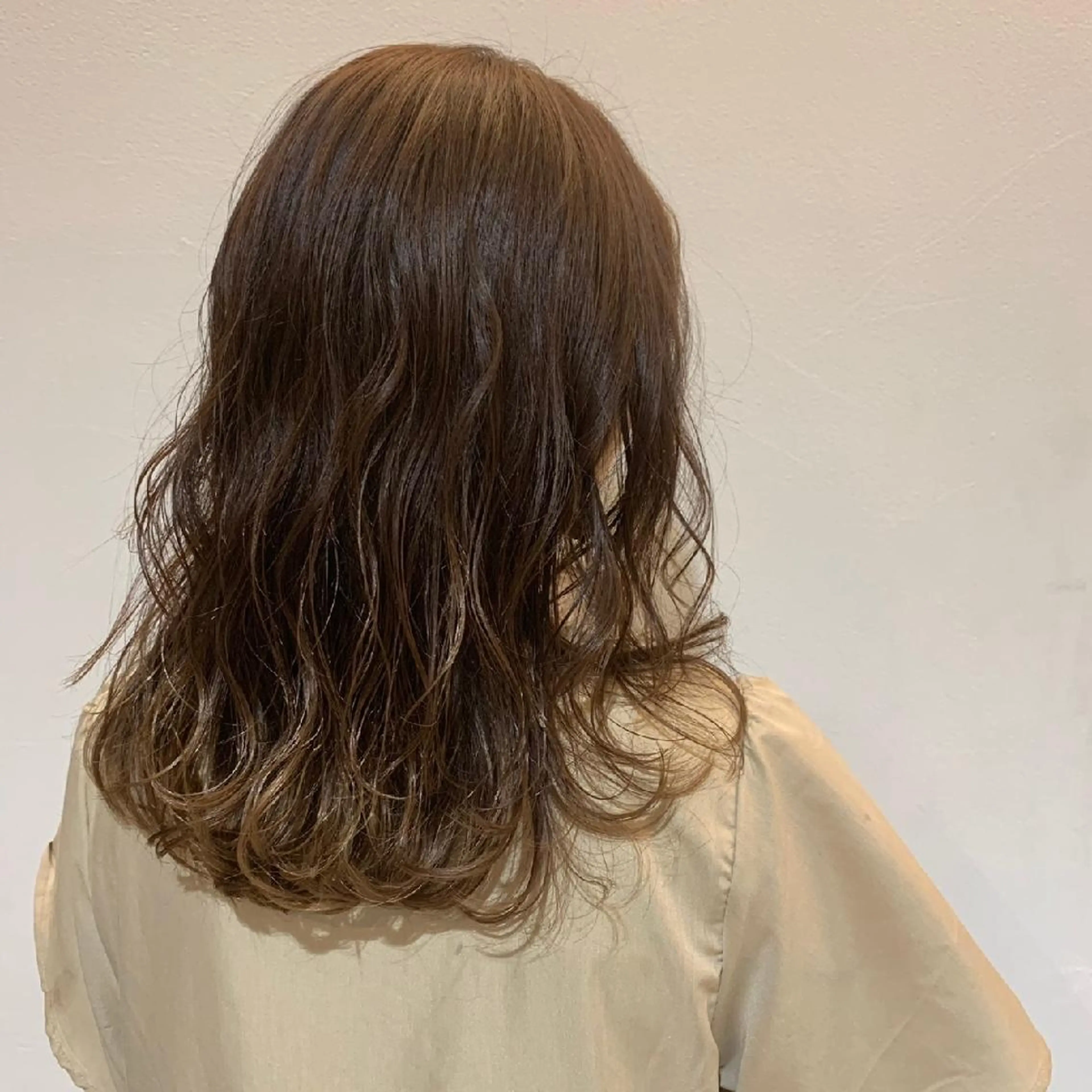 ミディアム アッシュ 三村 桜生のヘアスタイル