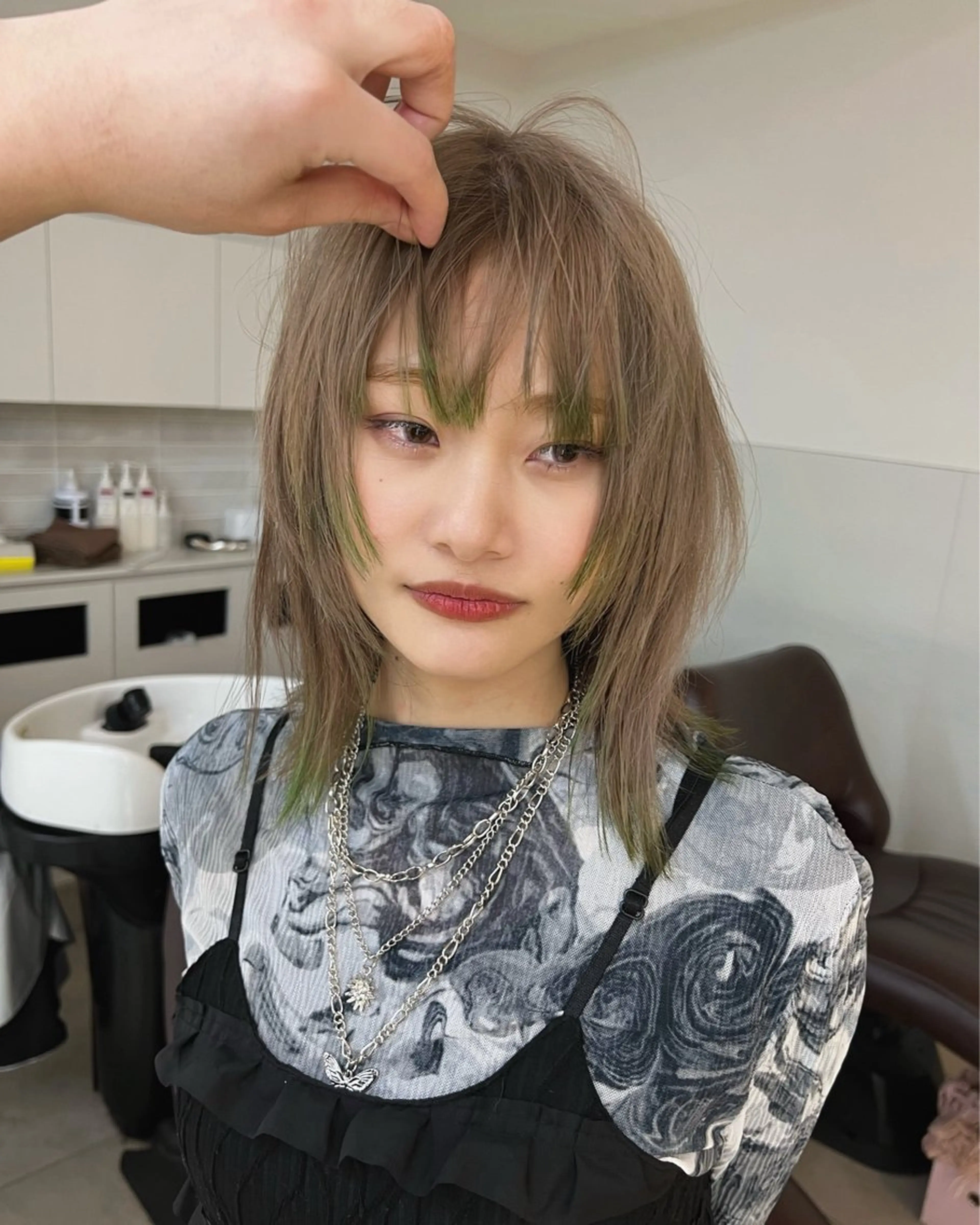 ショート カラー アッシュ アッシュブラウン ブリーチ ブラウンカラー ケアブリーチ ニュアンスレイヤー ハイトーンカラーのヘアスタイル