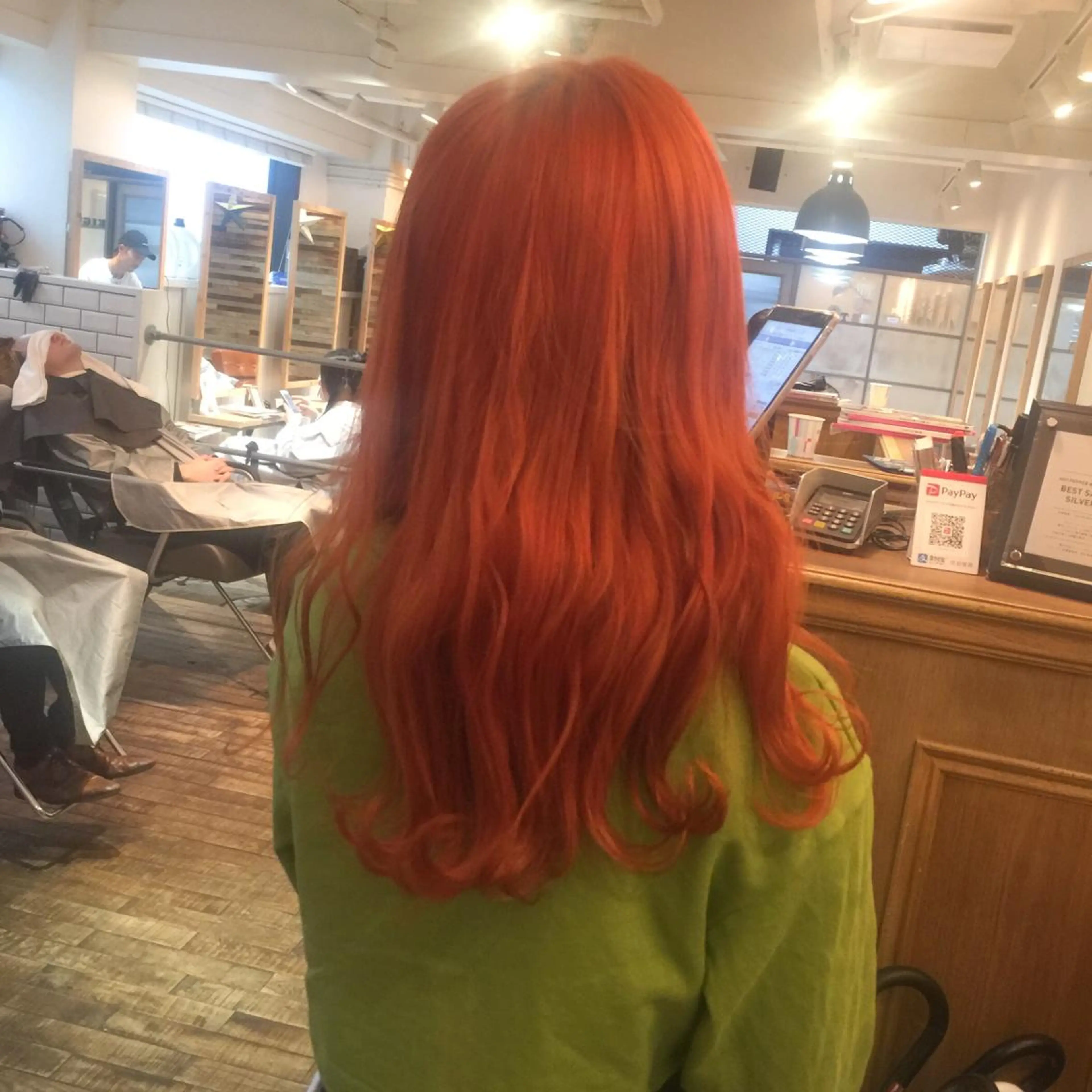 セミロング カラー オレンジ ホワイト&レイヤーカ ットエクステ長畠俊輔のヘアスタイル