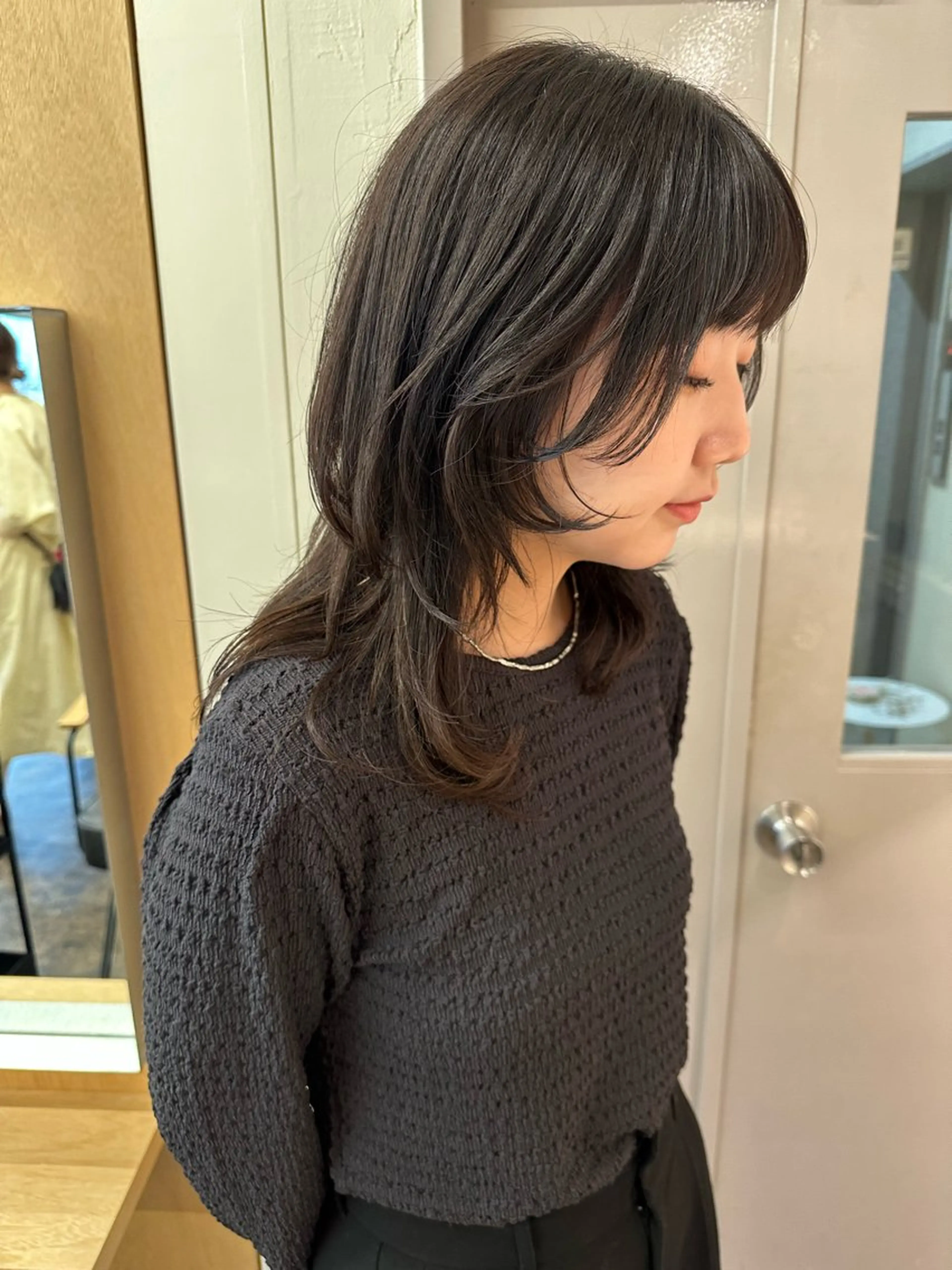 ミディアム カラー ダークシルバー シルバー カット ヘアカラー yupi🐈‍⬛ ベージュ/レイヤーのヘアスタイル